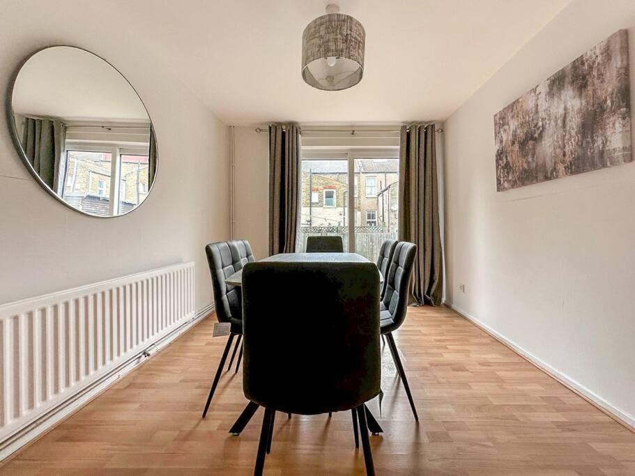 Three-Bedroom House photo 2
