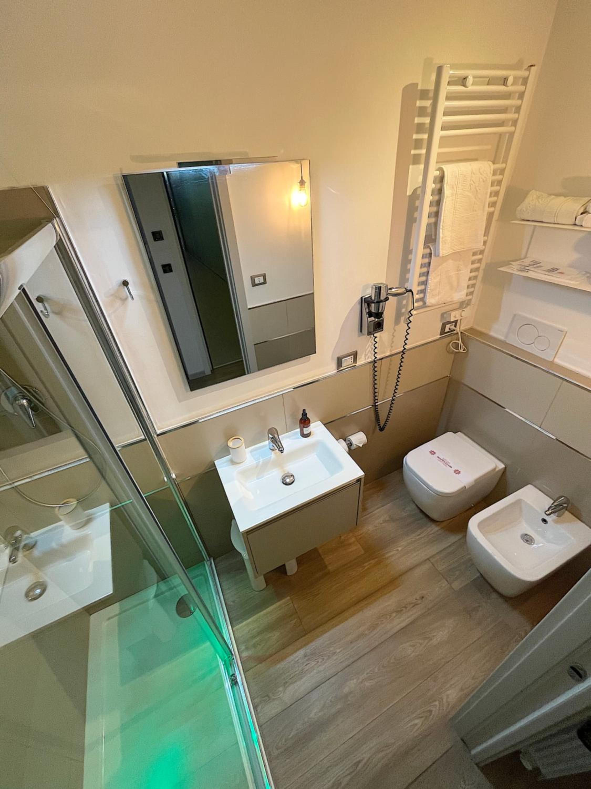 Double Room - Photo 18