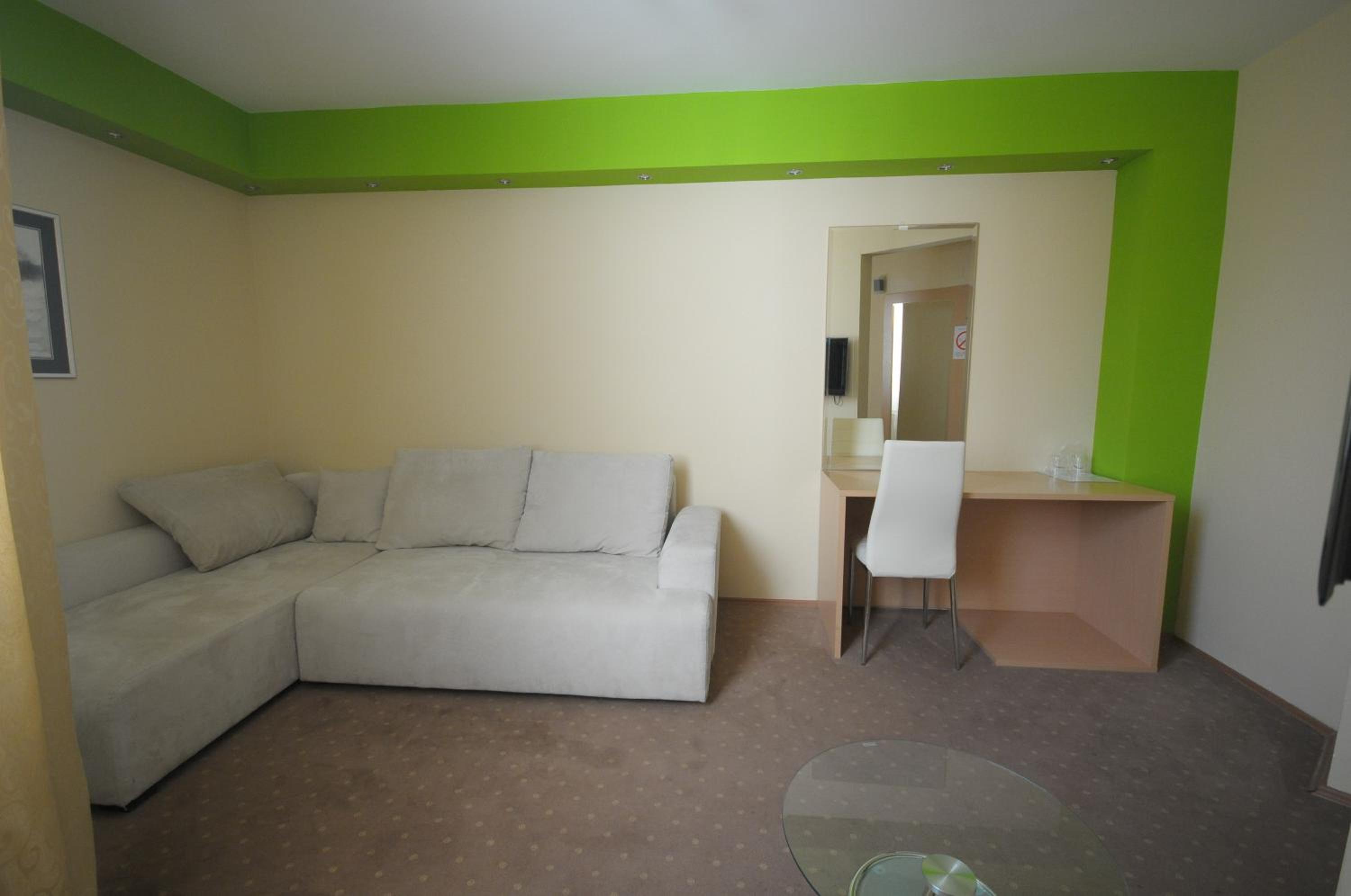 One-Bedroom Apartment - Photo 2