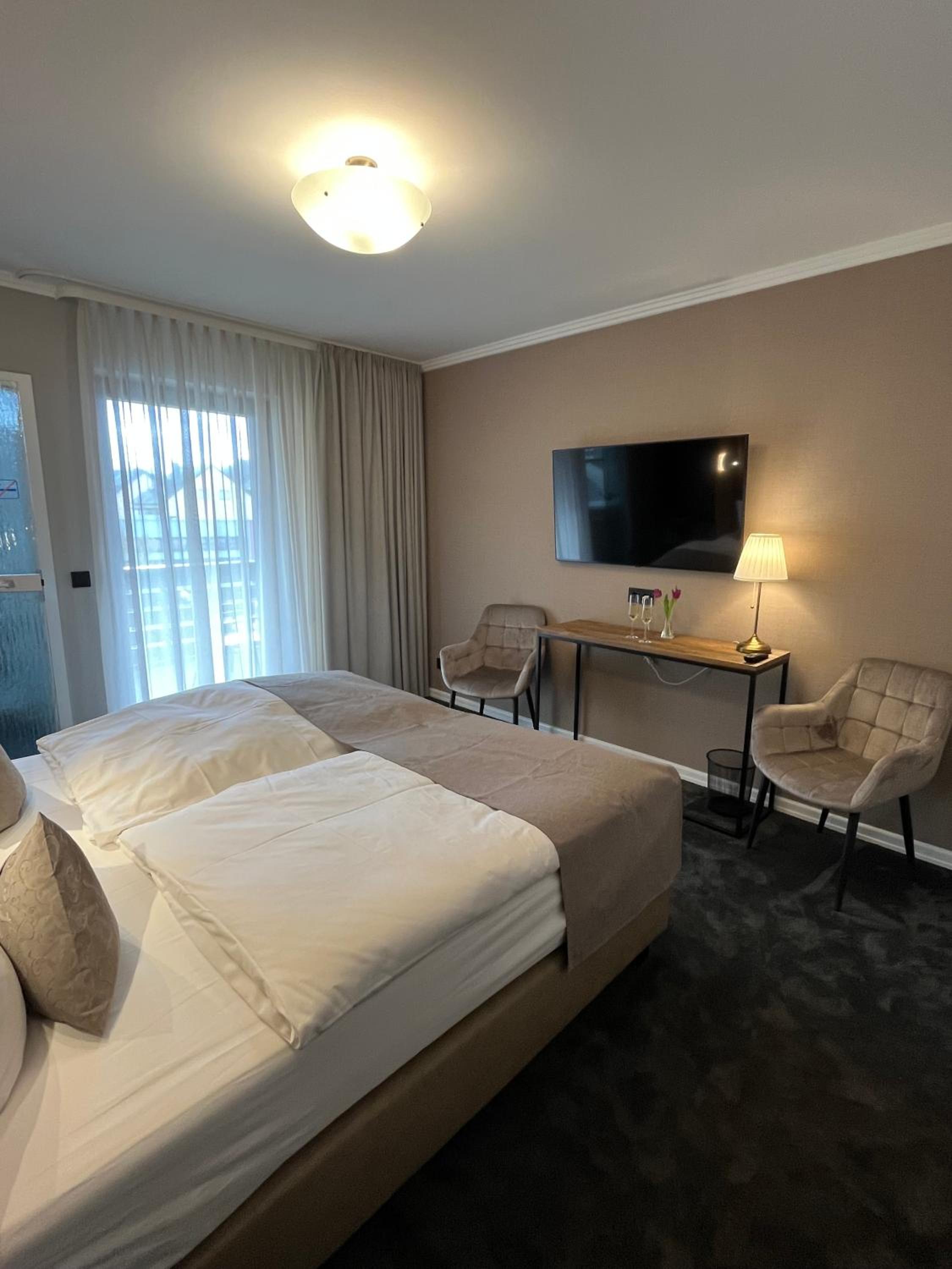 Double Room with Balcony - Photo 3