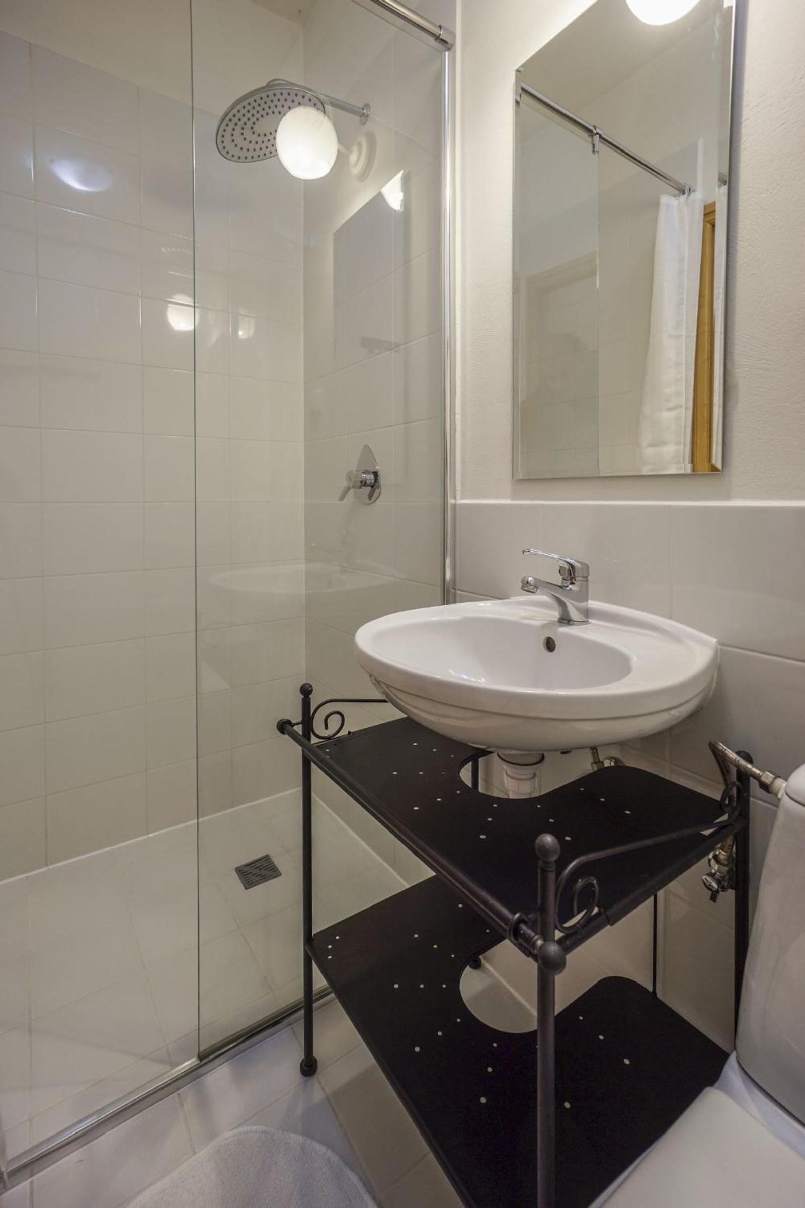 Deluxe Double Room with Shower photo 3