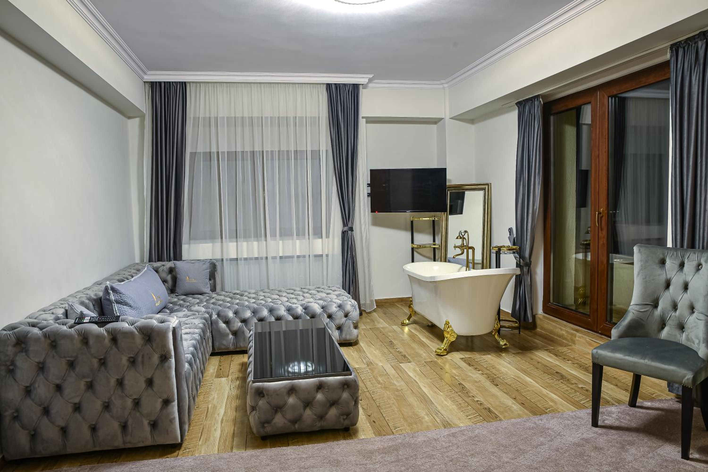 One-Bedroom Apartment - Photo 1