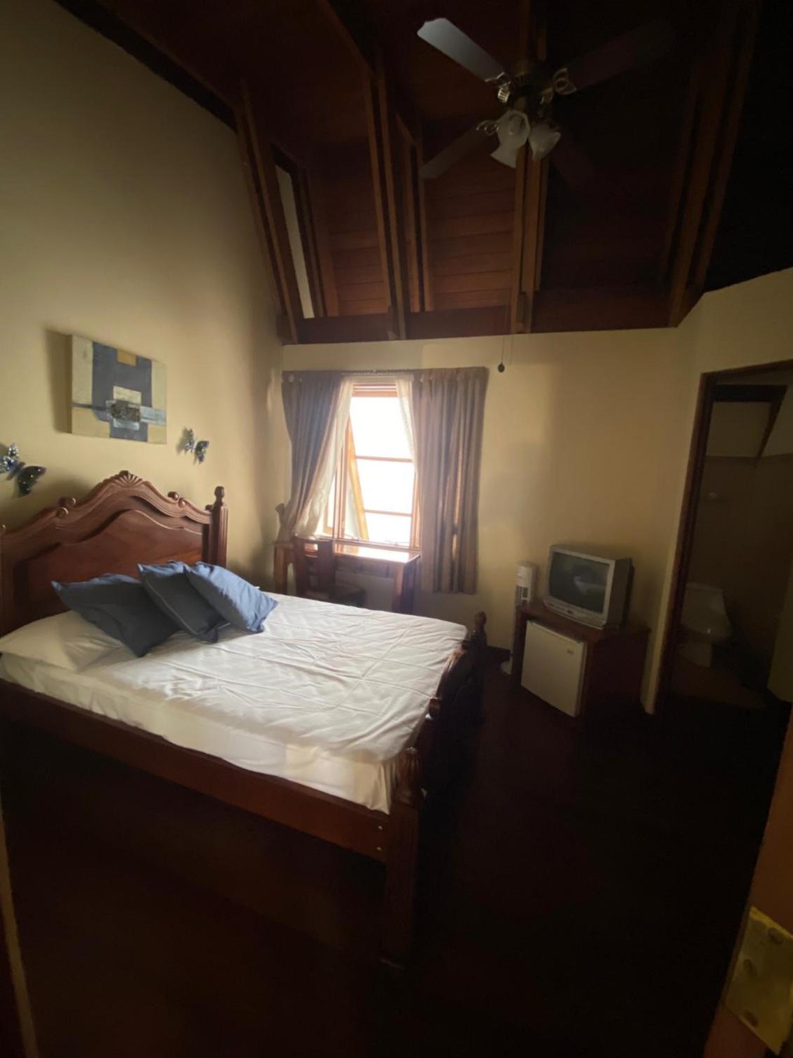 Deluxe Queen Suite photo 2
