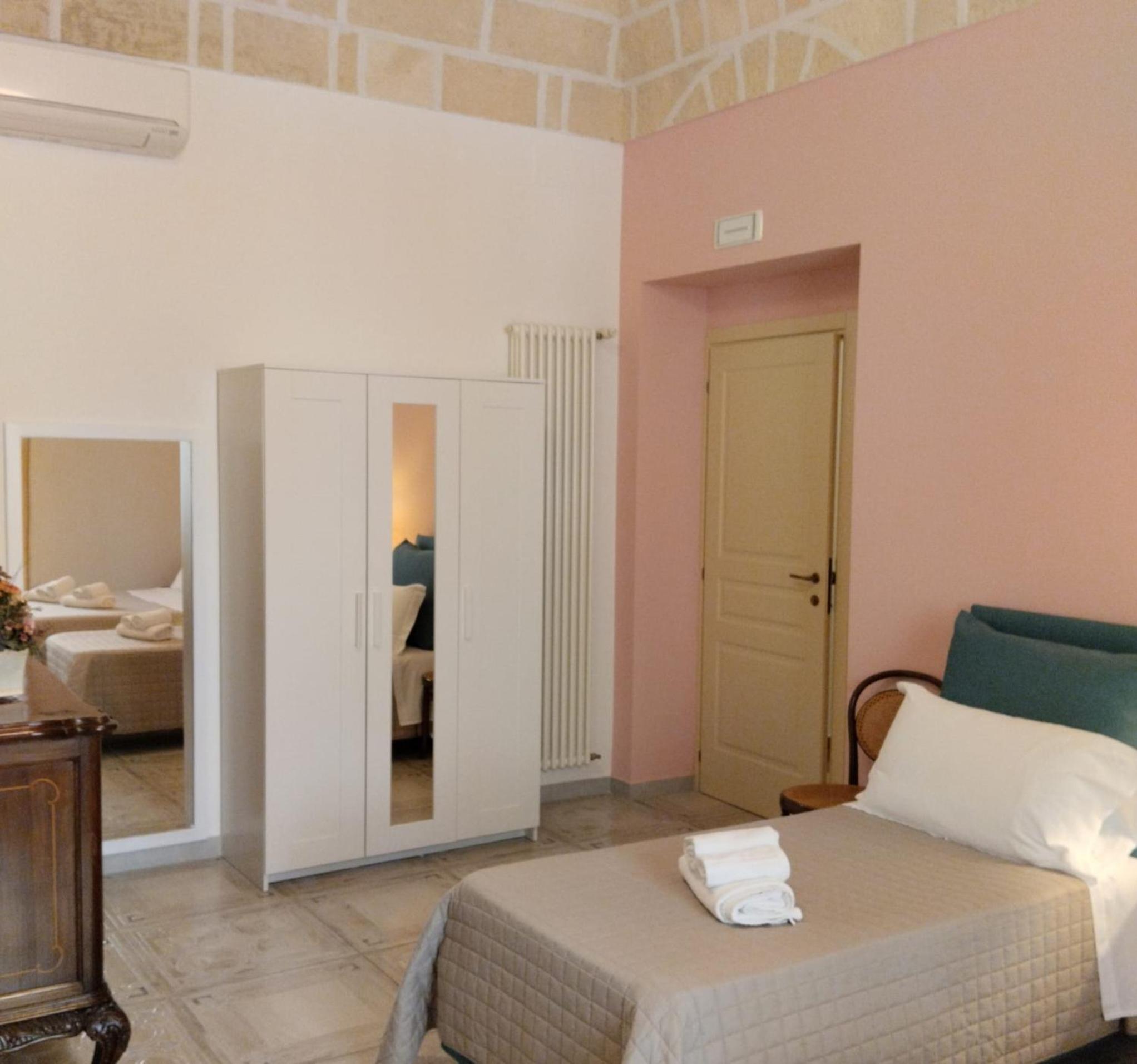 Quadruple Room with Private Bathroom - Photo 14