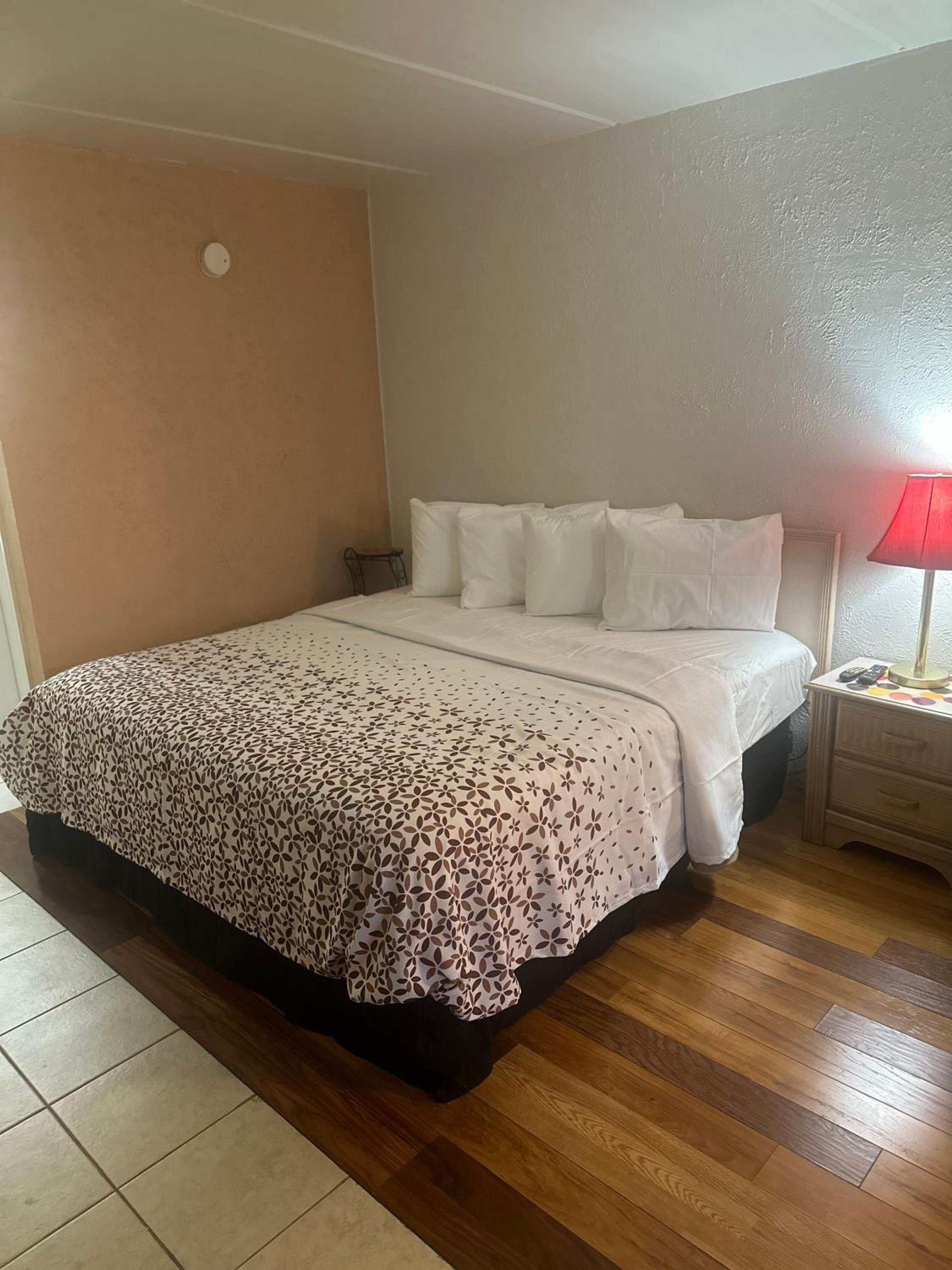 Standard King Room - Photo 3