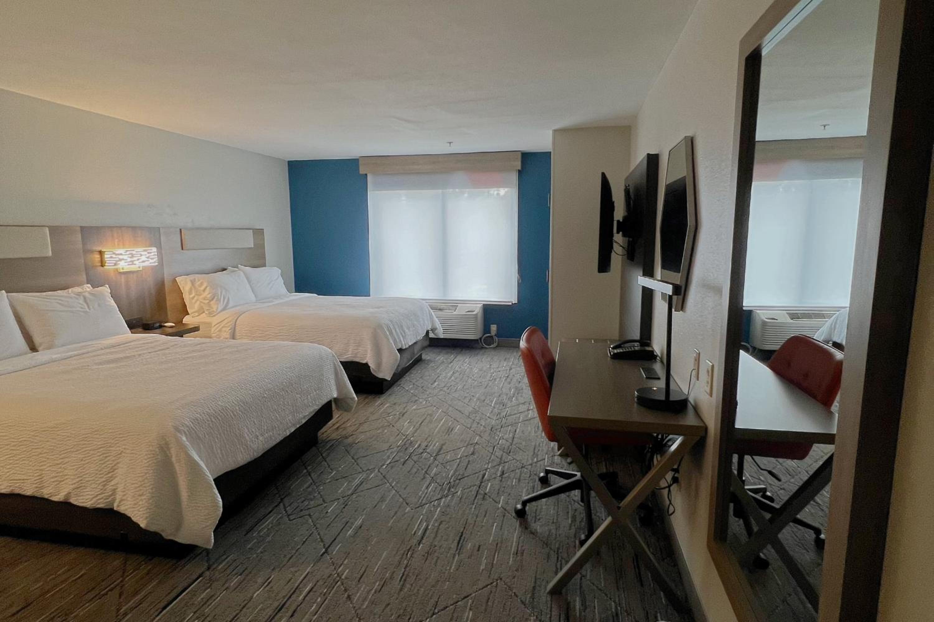 Standard Room with Two Queen Beds - Photo 3