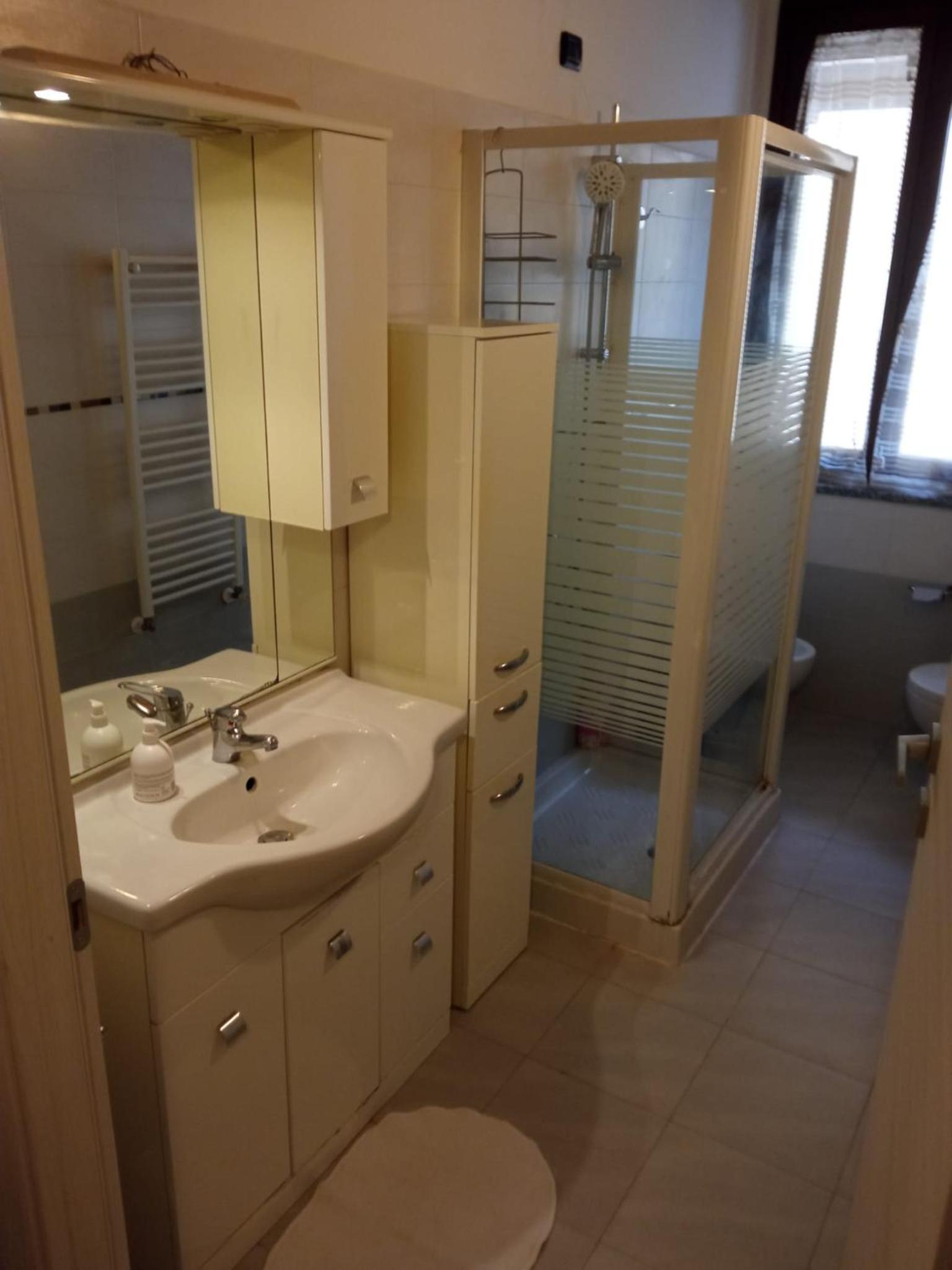 Large Double Room - Photo 7