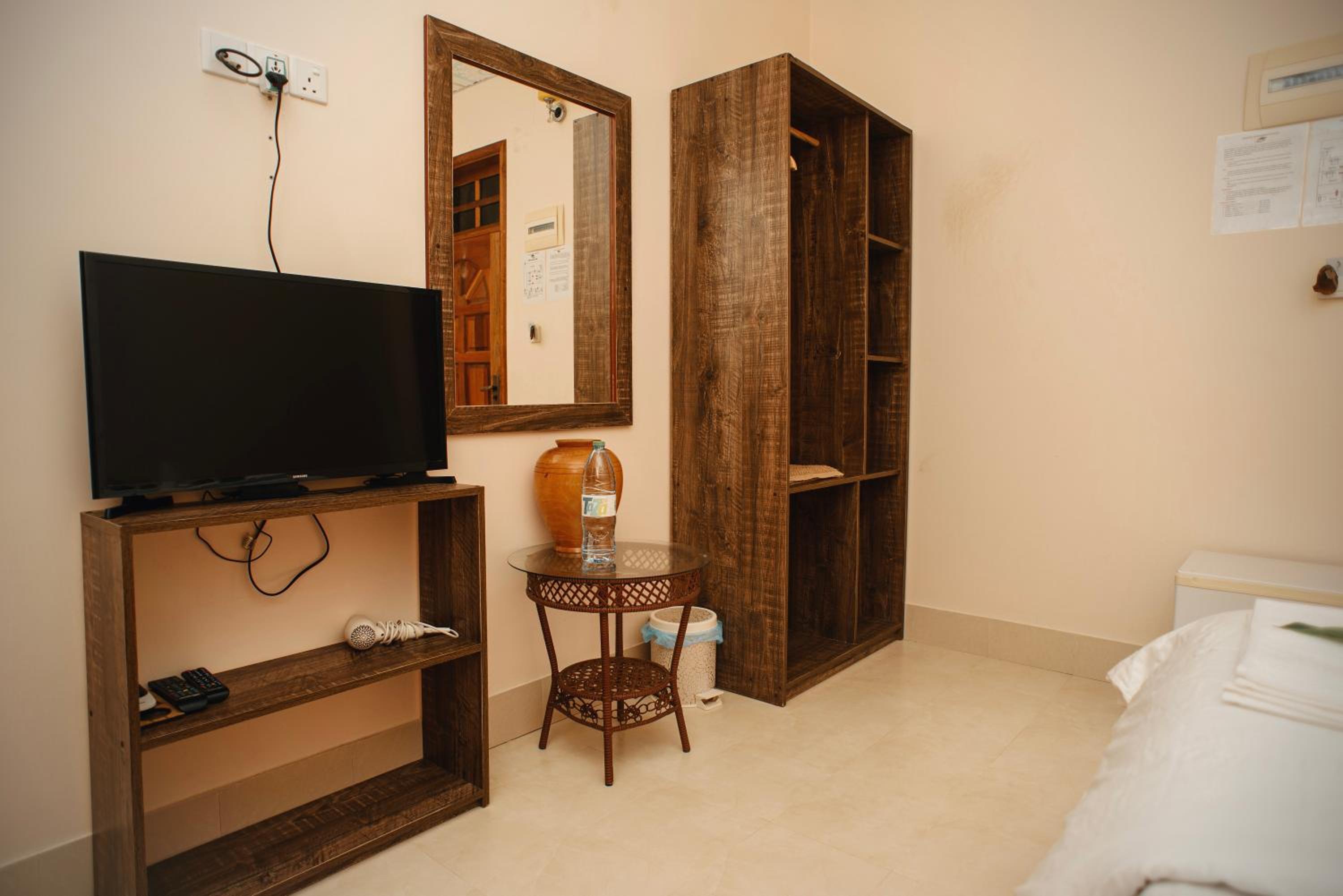 Deluxe Double Room with Bath - Photo 3