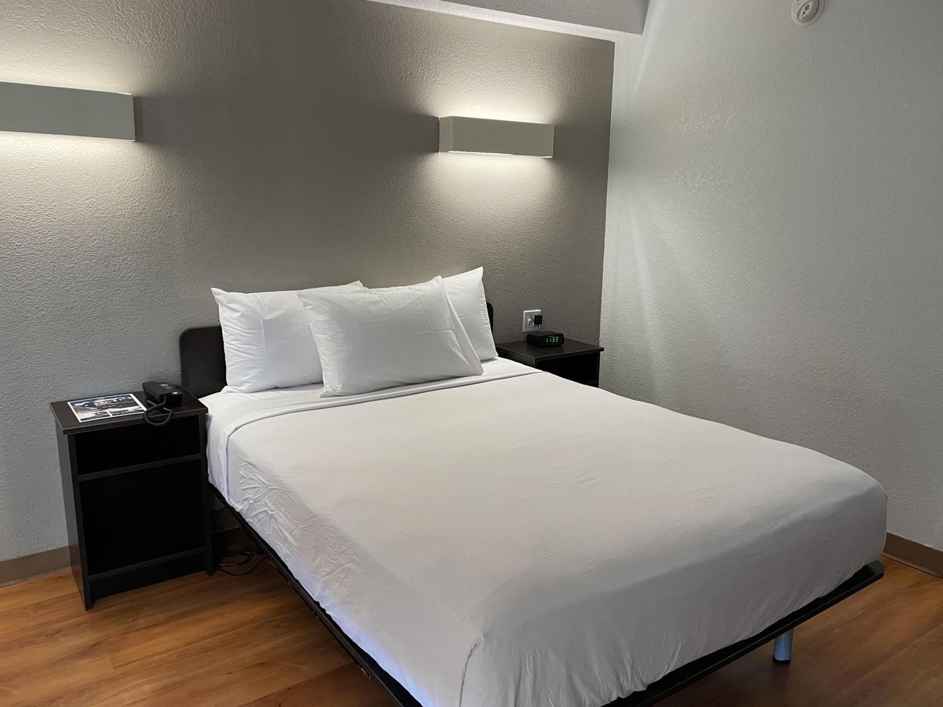 Deluxe Queen Room - Non-Smoking photo 3