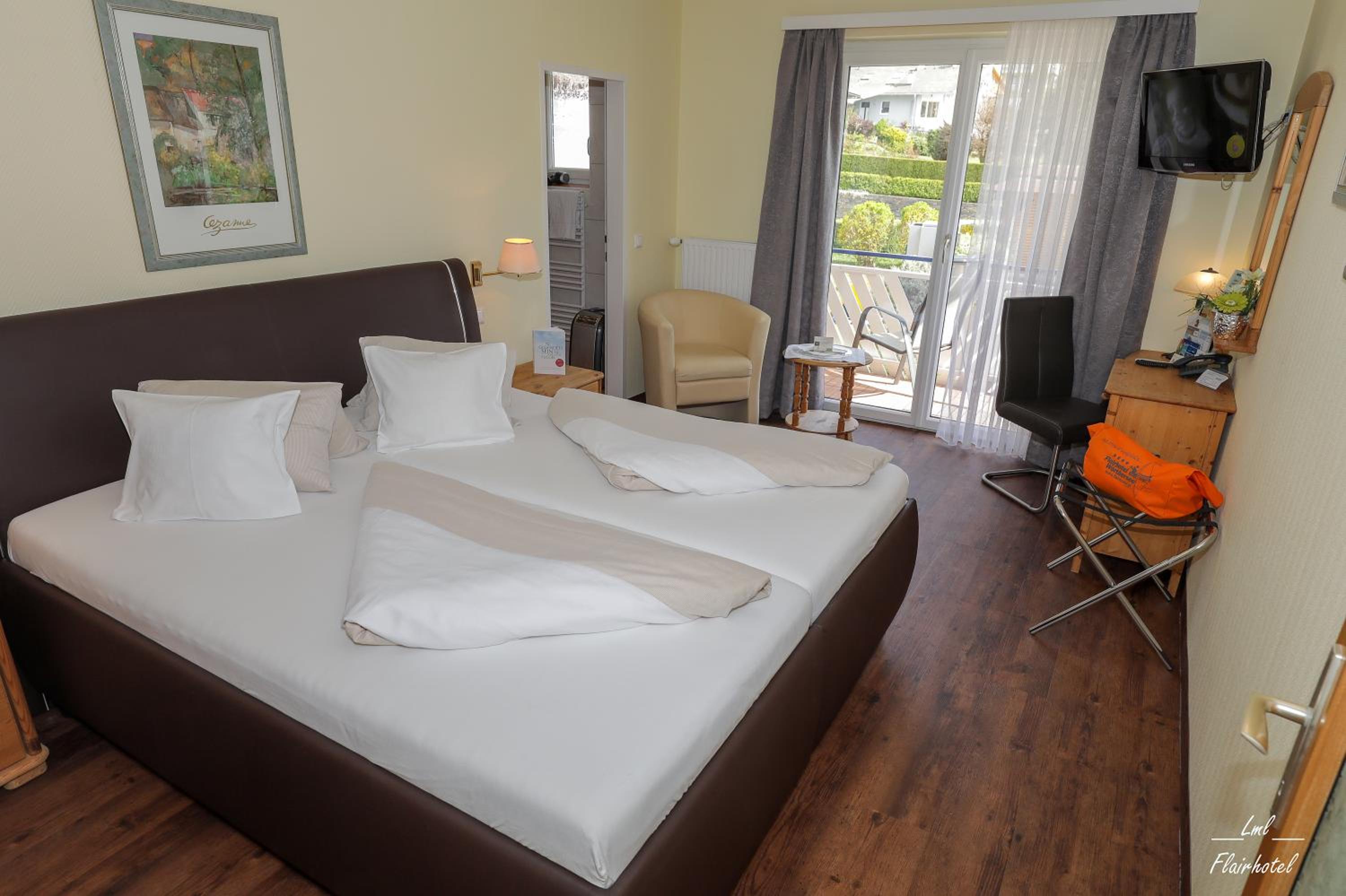 Double Room with Garden View - Photo 6