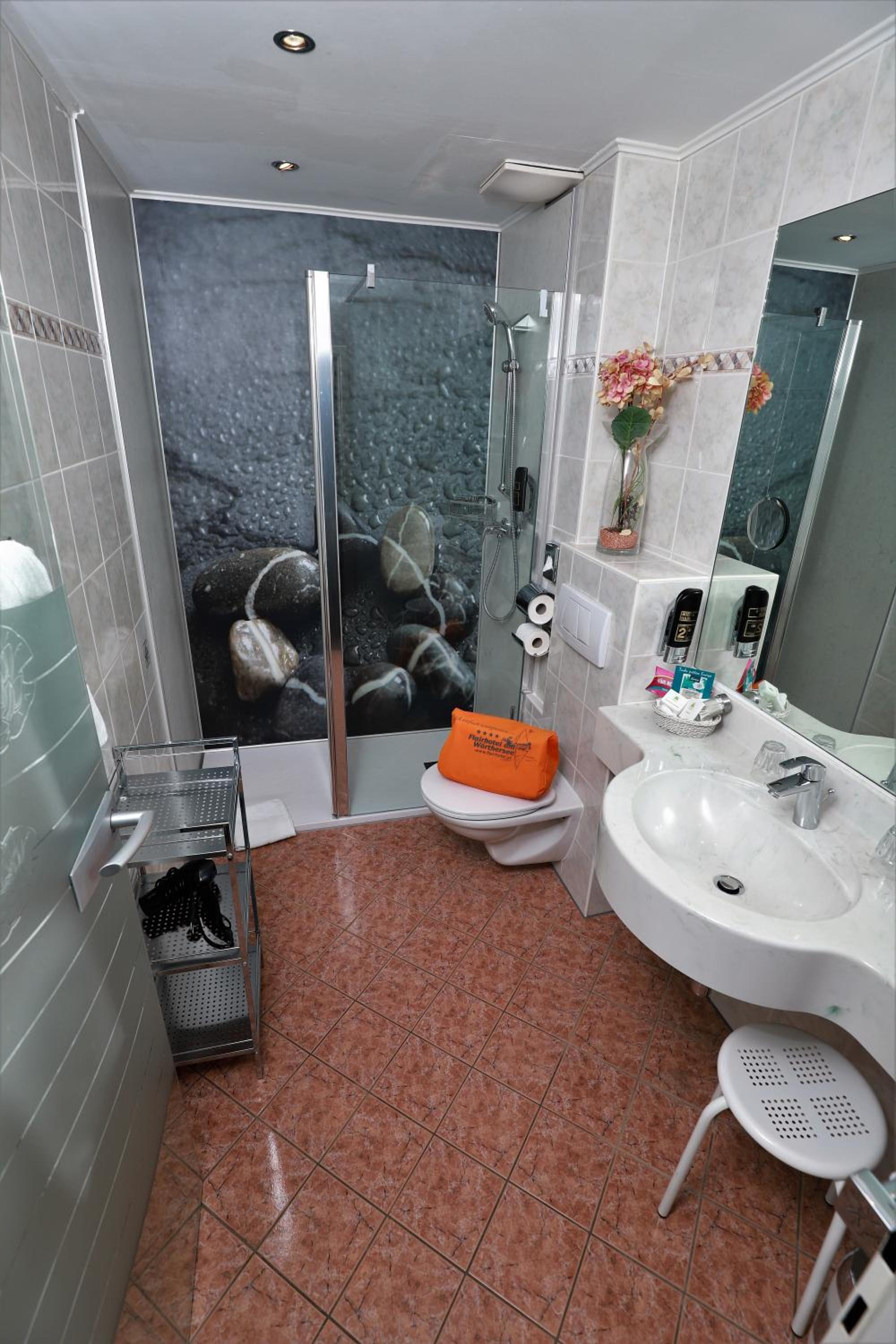 Double Room with Balcony and Lake View - Photo 10