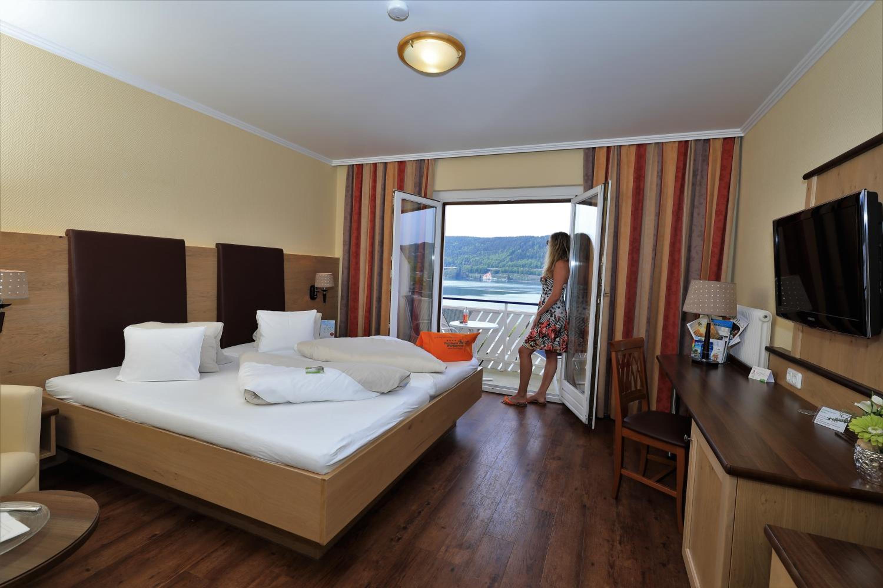 Double Room with Balcony and Lake View - Photo 5