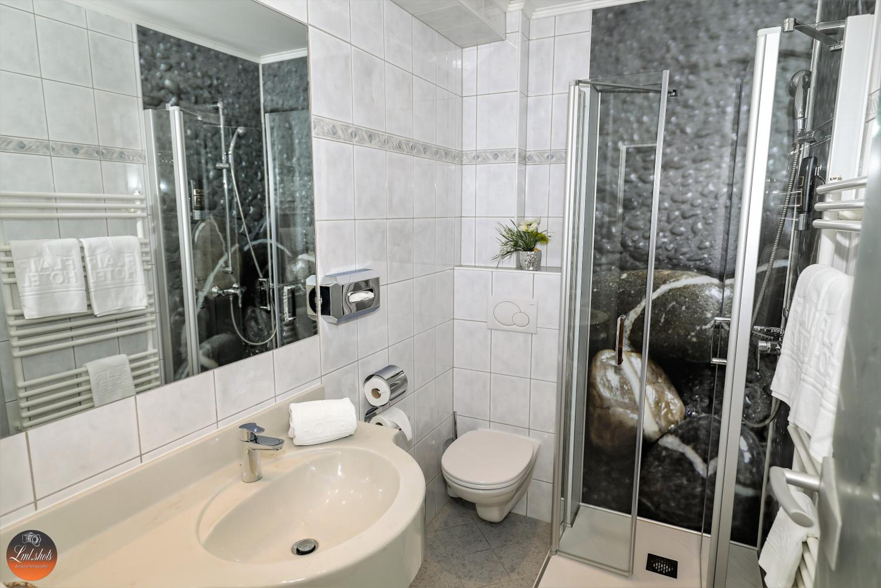Double Room with Balcony and Lake View - Photo 6