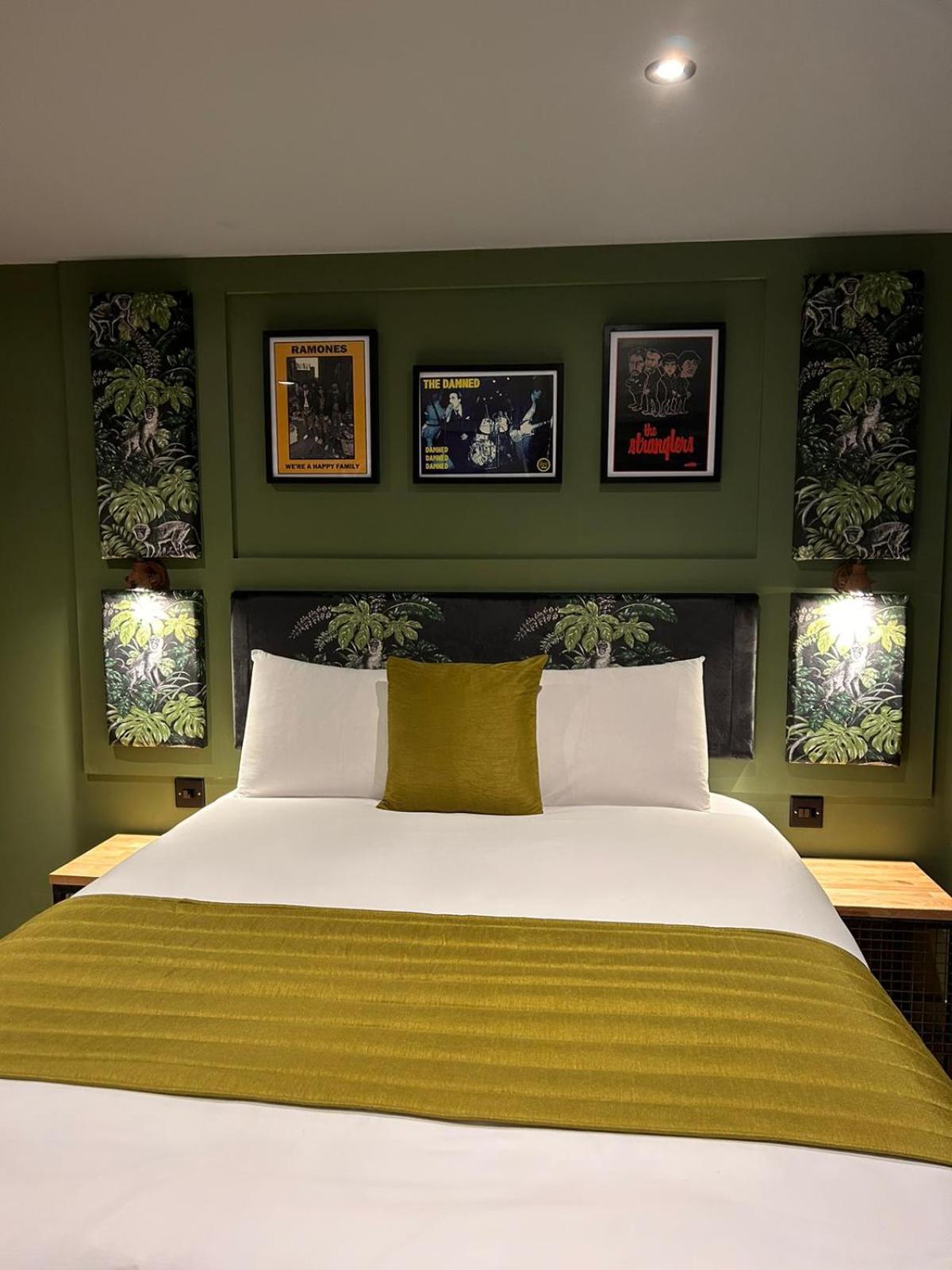 Large Double Room - Photo 1