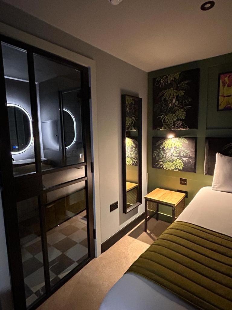 Large Double Room - Photo 7