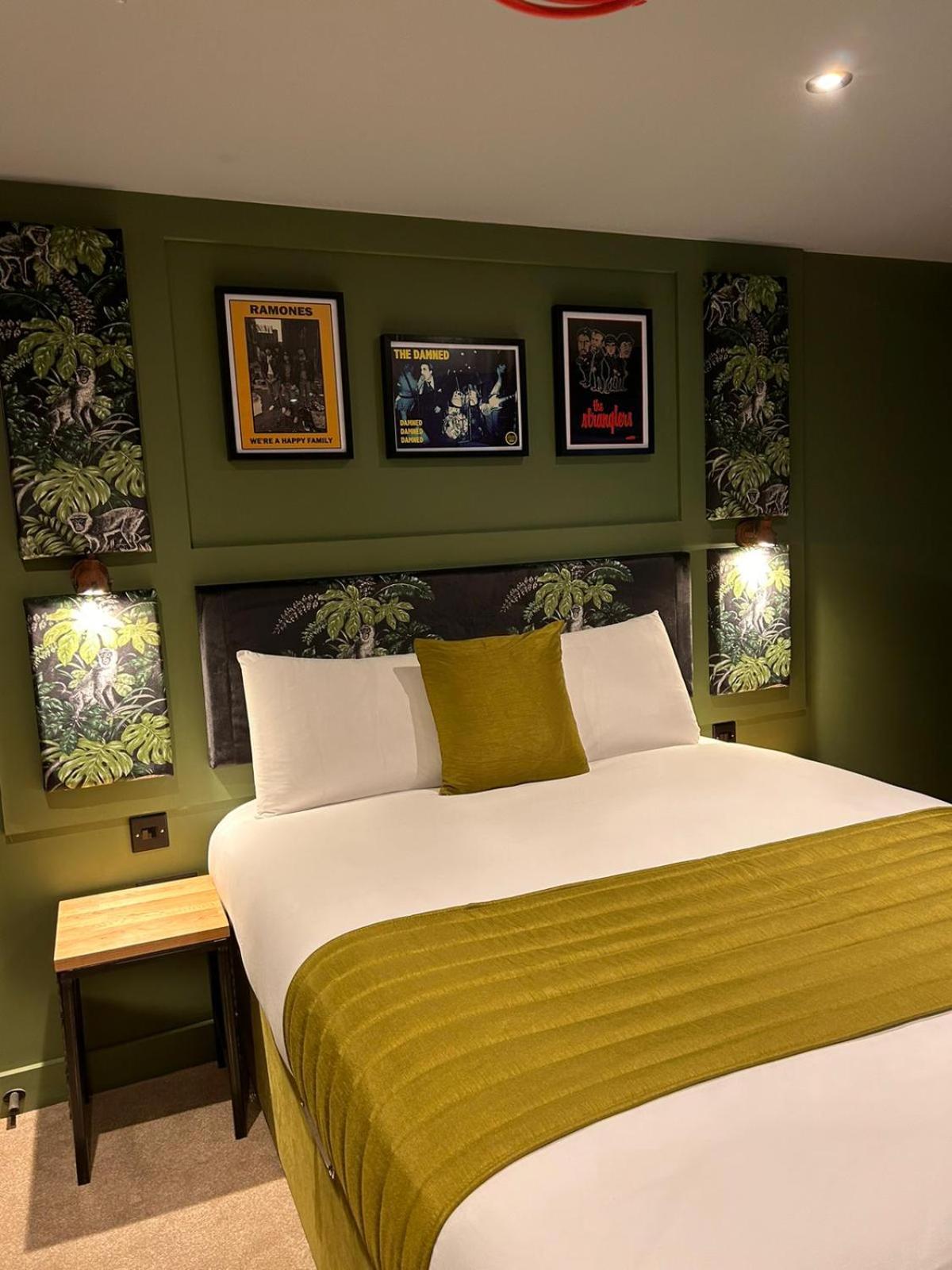 Large Double Room - Photo 11