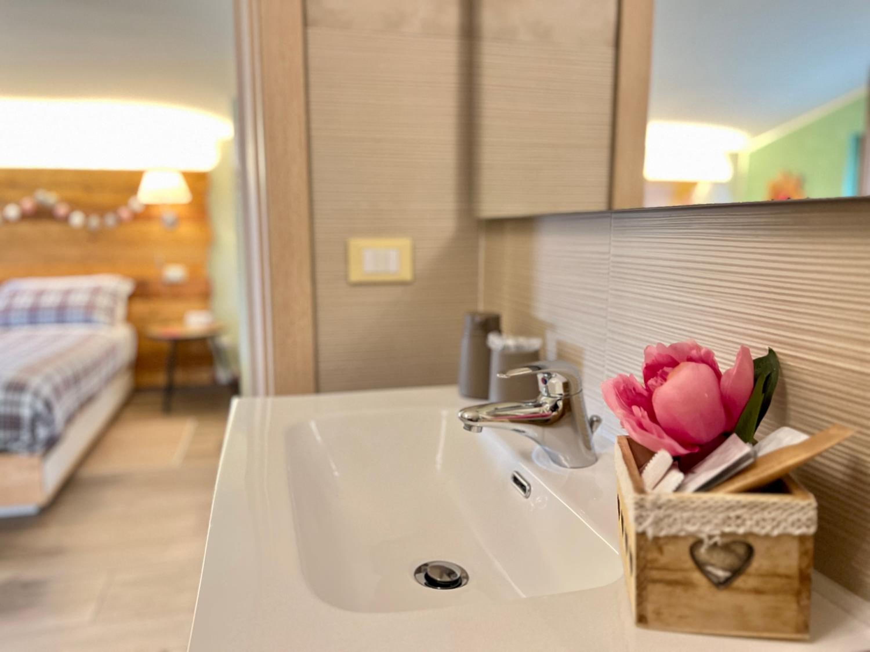 Deluxe Family Suite - Photo 18