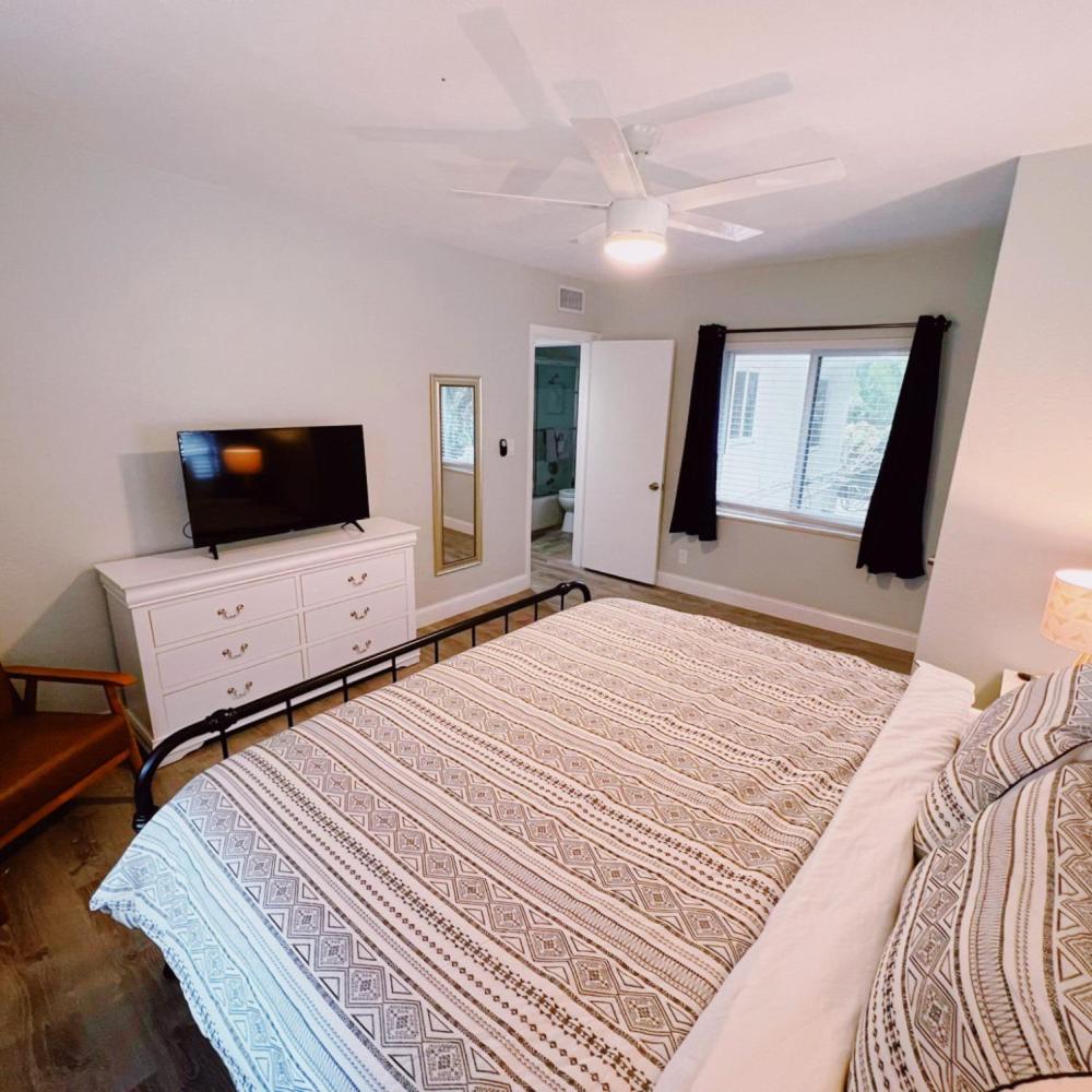 Deluxe One Bedroom Queen with Kitchen and Sofa Bed - Photo 10