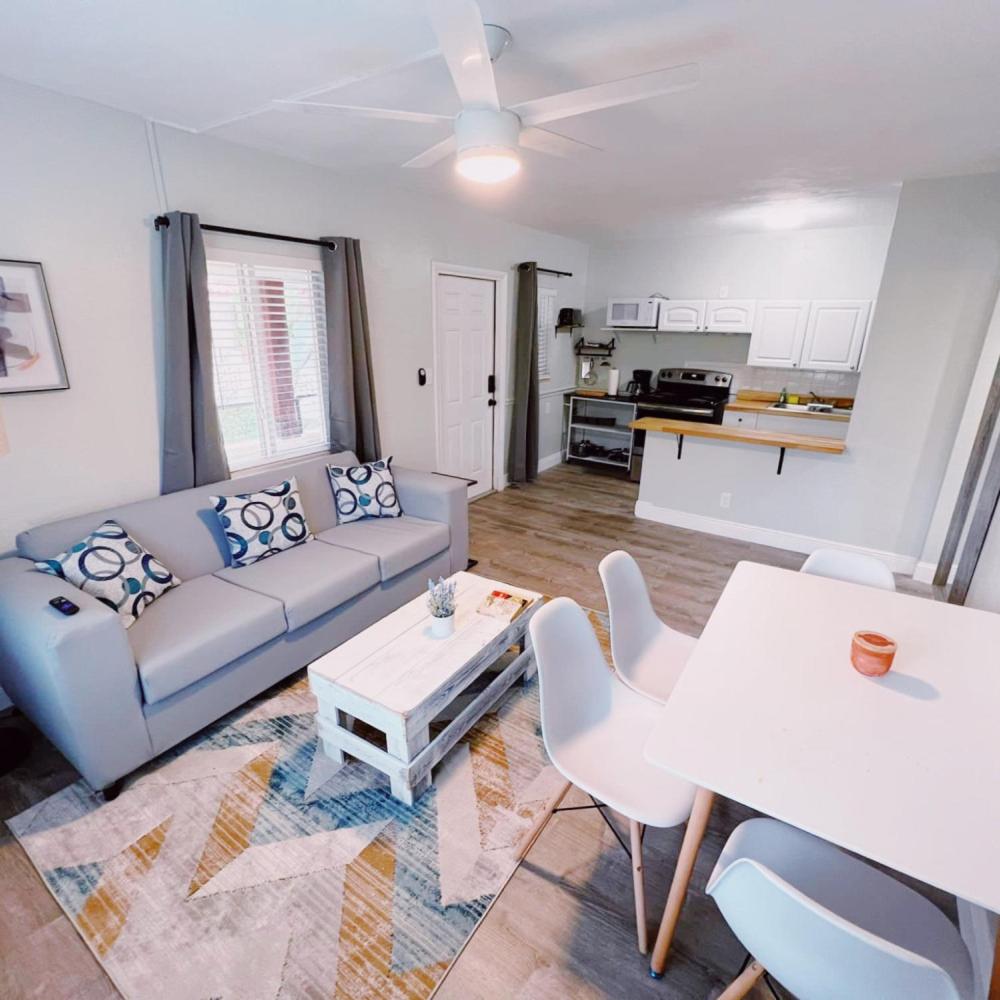 Deluxe One Bedroom Queen with Kitchen and Sofa Bed - Photo 7