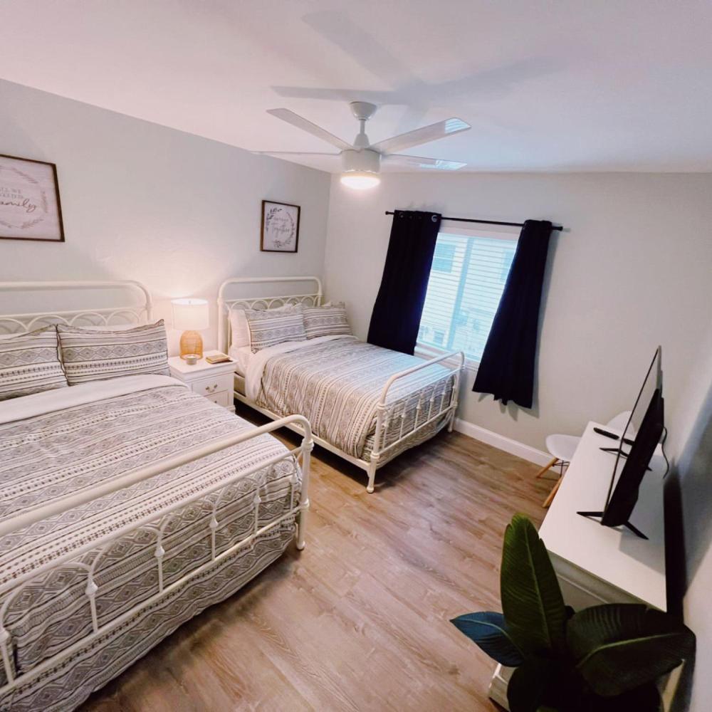 Deluxe One Bedroom Queen with Kitchen and Sofa Bed - Photo 4
