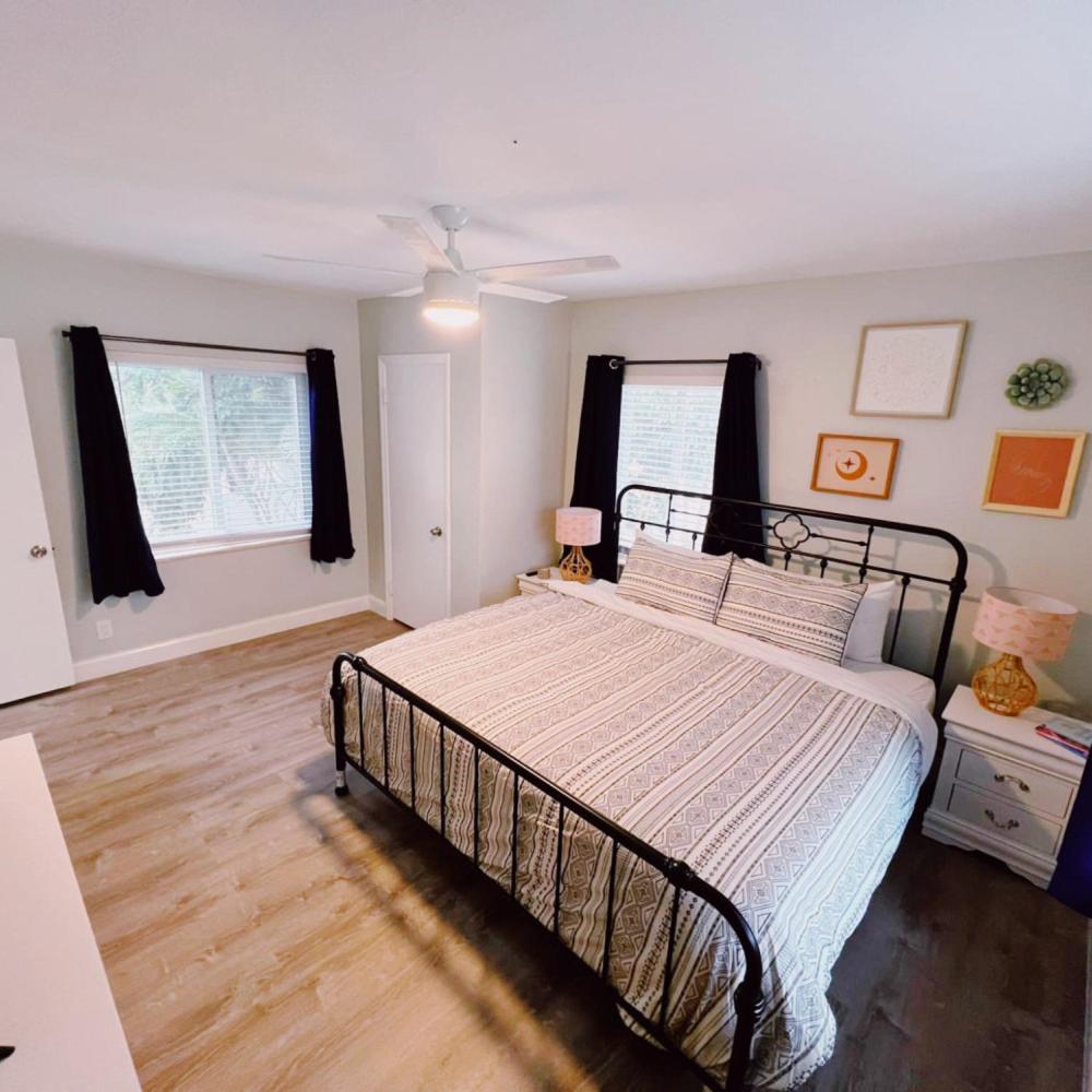 Deluxe One Bedroom Queen with Kitchen and Sofa Bed - Photo 5