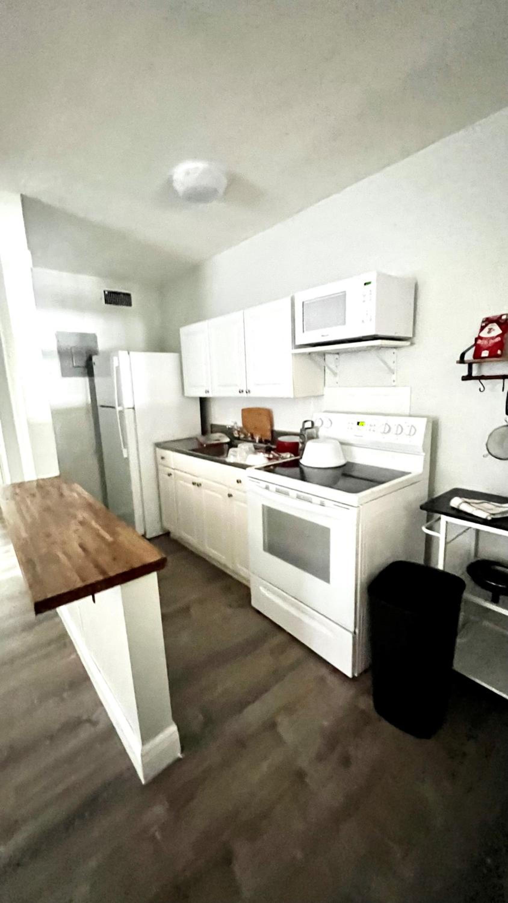 Deluxe One Bedroom Queen with Kitchen and Sofa Bed - Photo 3