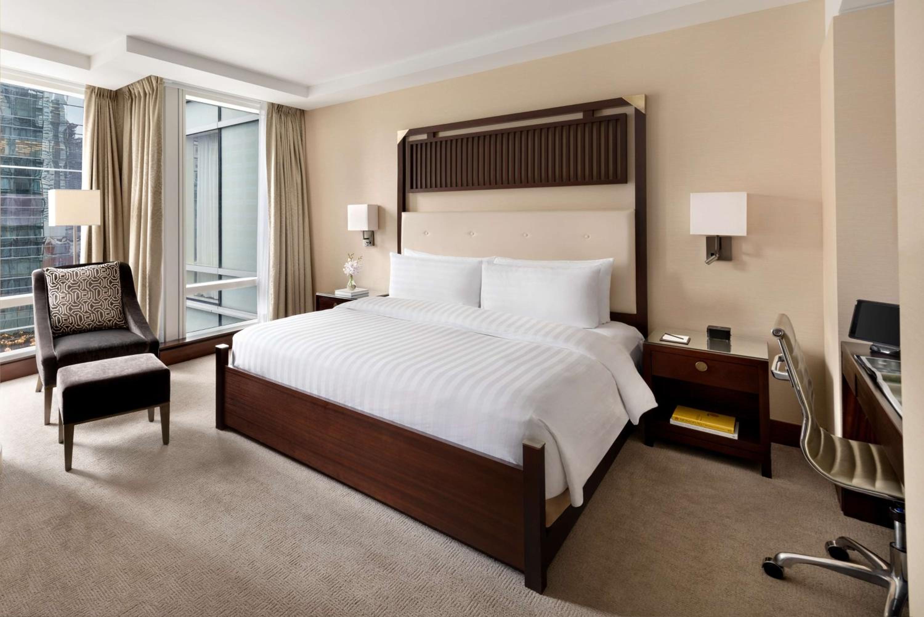 Deluxe King Room thumbnail 5