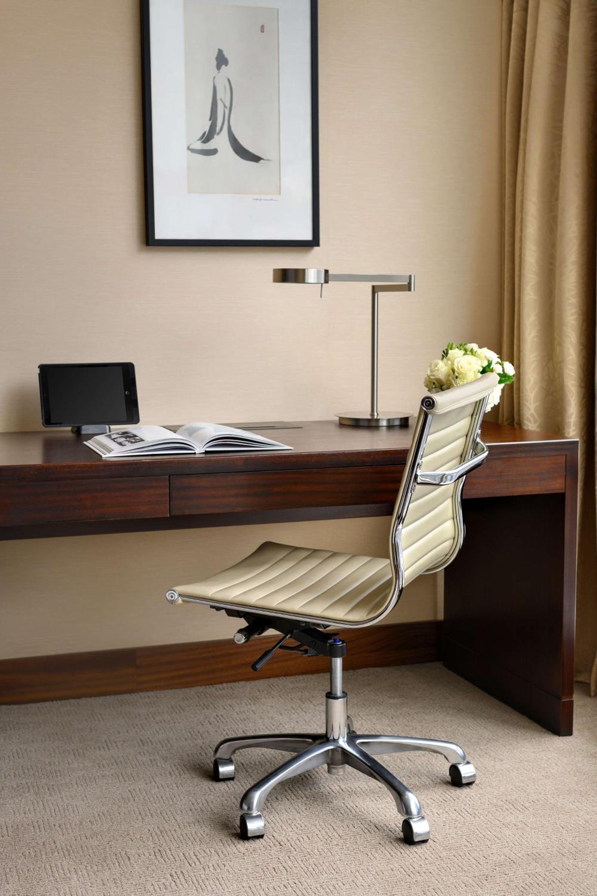 Executive King Room thumbnail 5