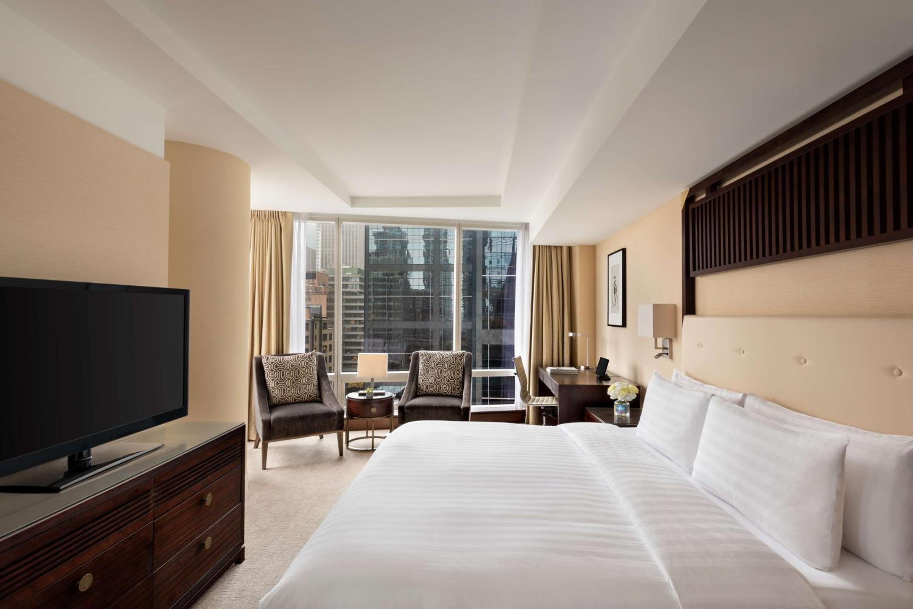 Premier King Room thumbnail 5