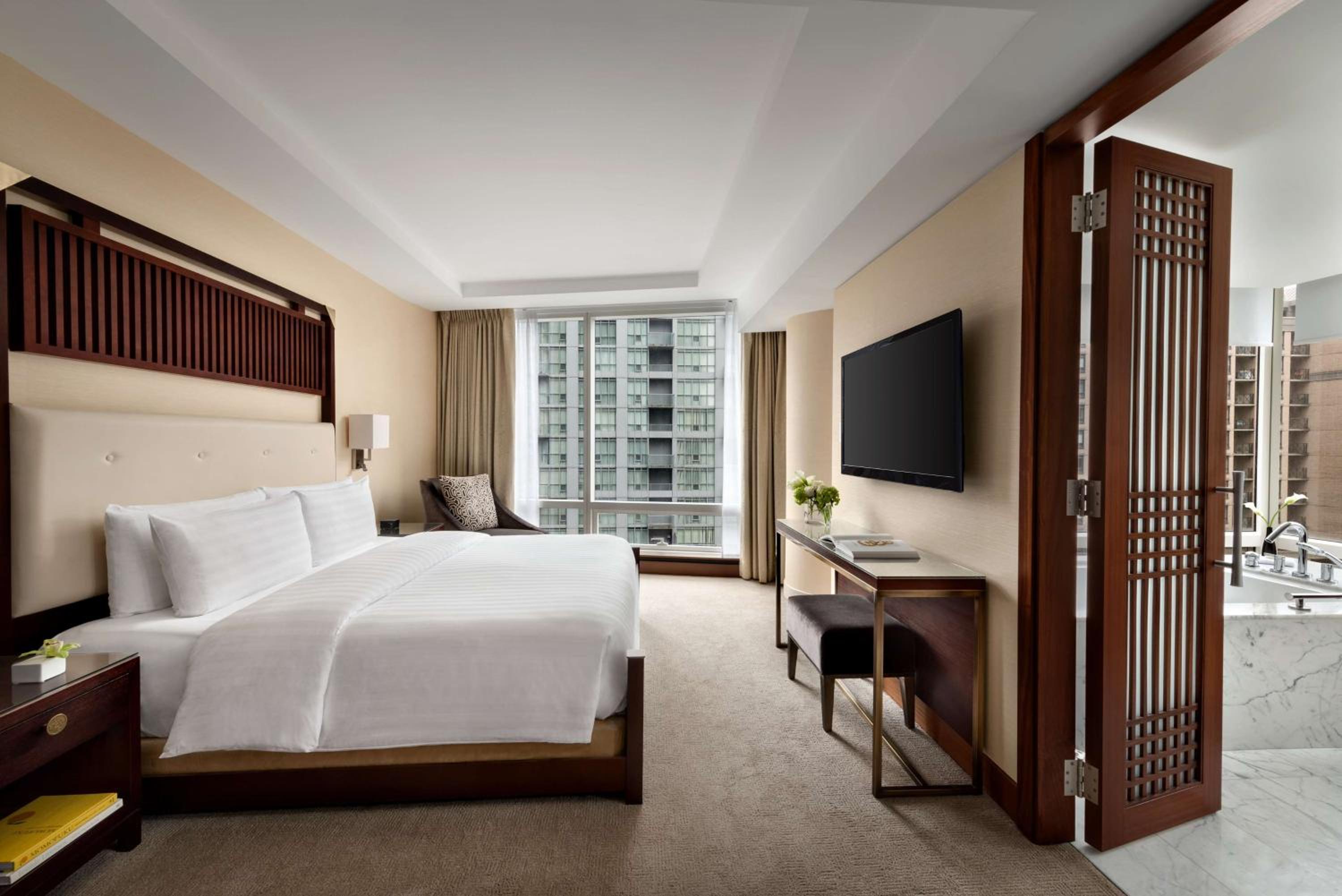 Deluxe One-Bedroom Suite thumbnail 5