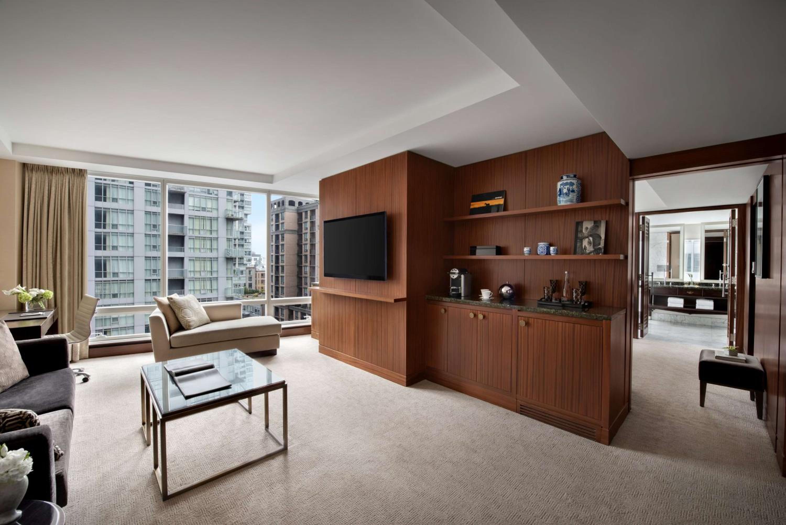Deluxe One-Bedroom Suite thumbnail 6