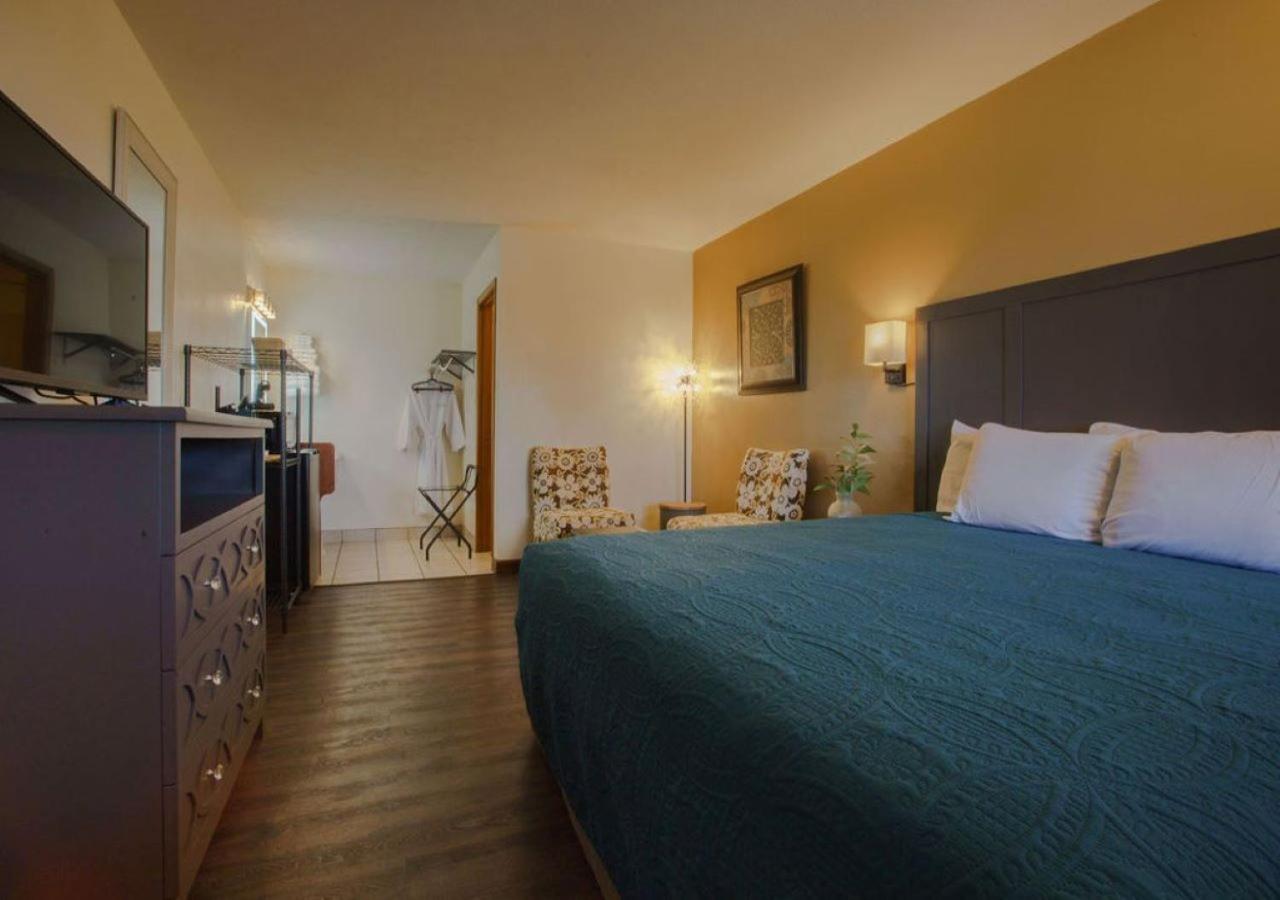 Deluxe King Room photo 1