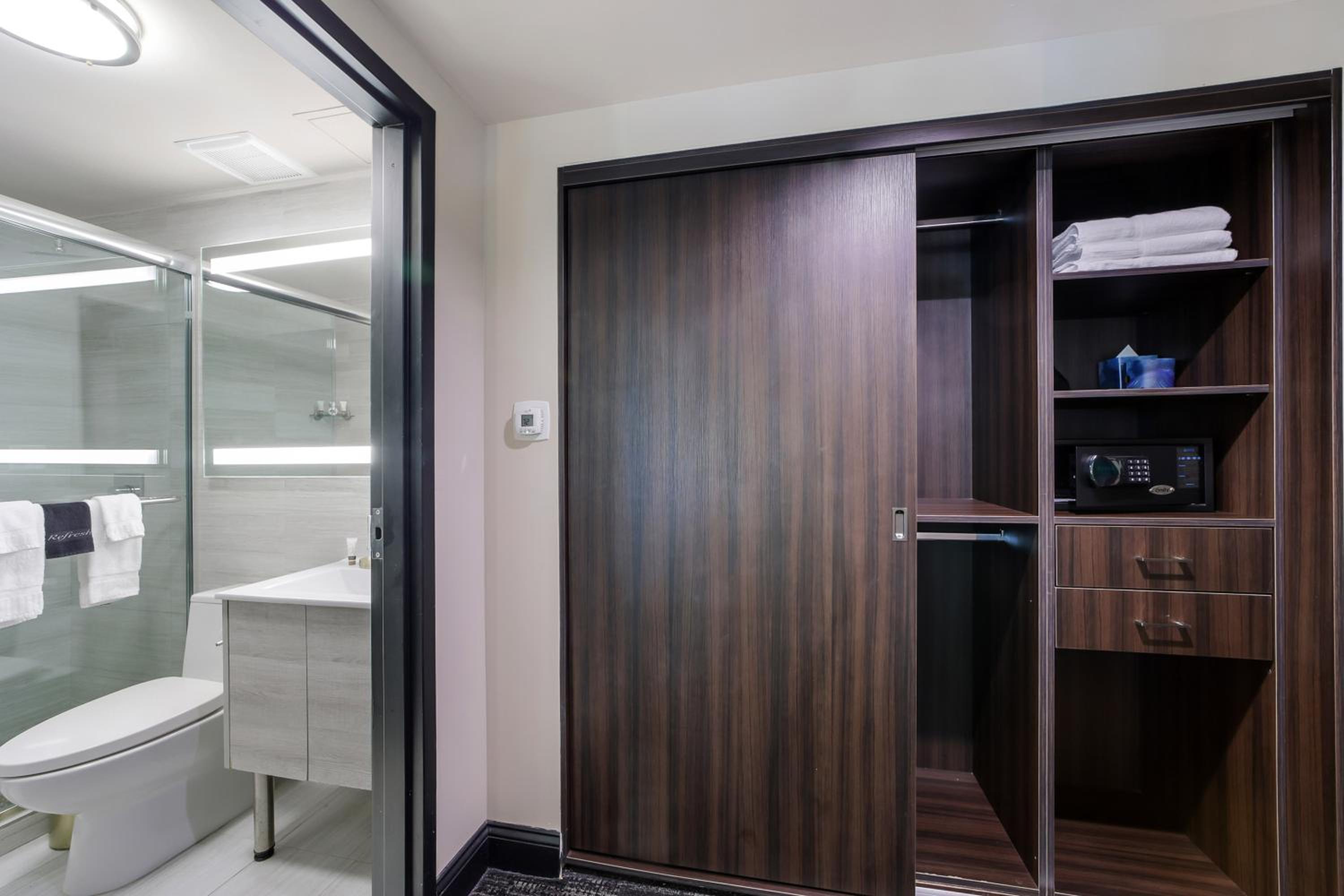 Deluxe Junior Suite - Photo 9