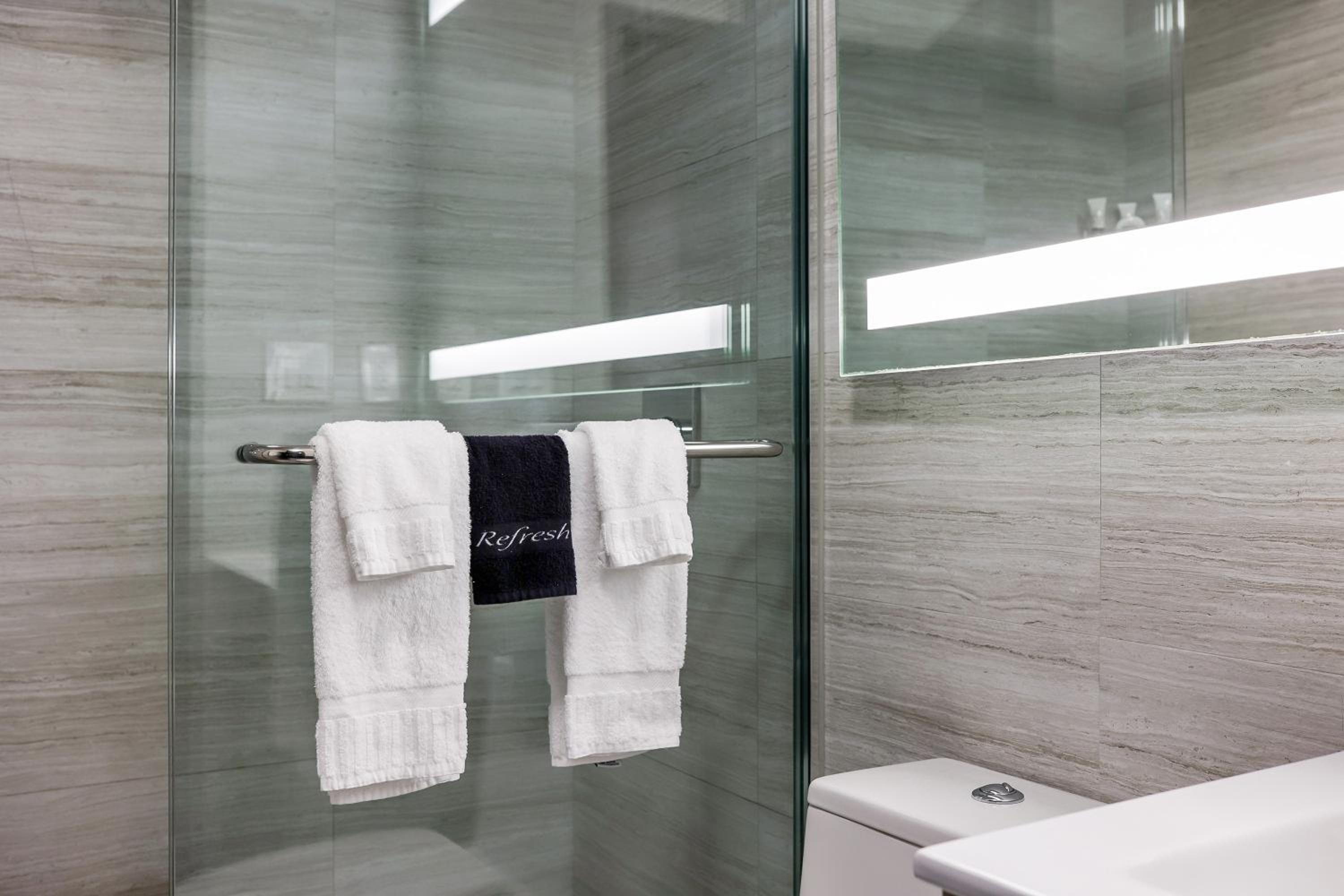 Deluxe Junior Suite - Photo 10