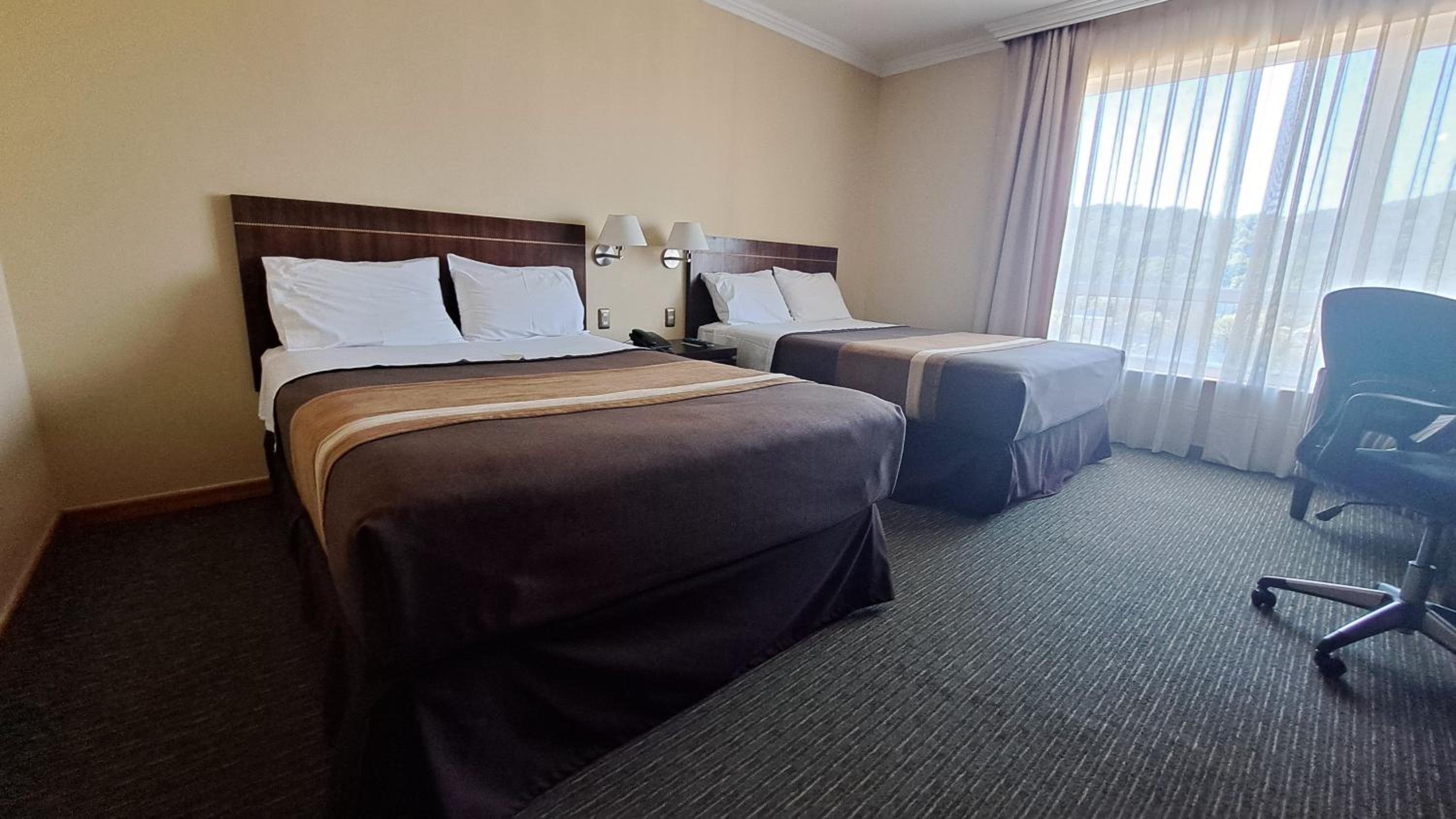 Queen Room with Two Queen Beds photo 3