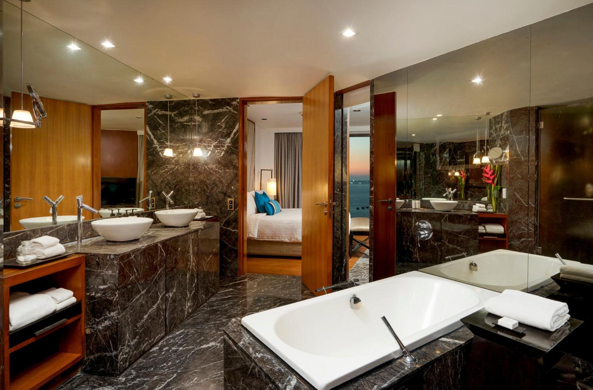One-Bedroom Suite with Sea View - Photo 3