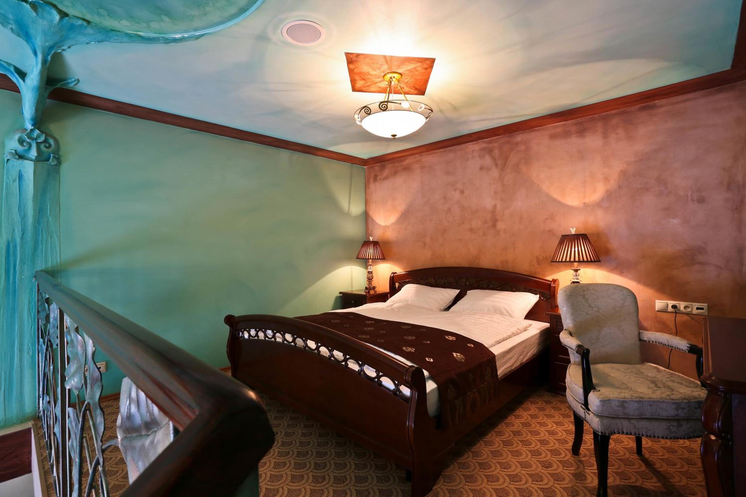 Double Mezzanine Room