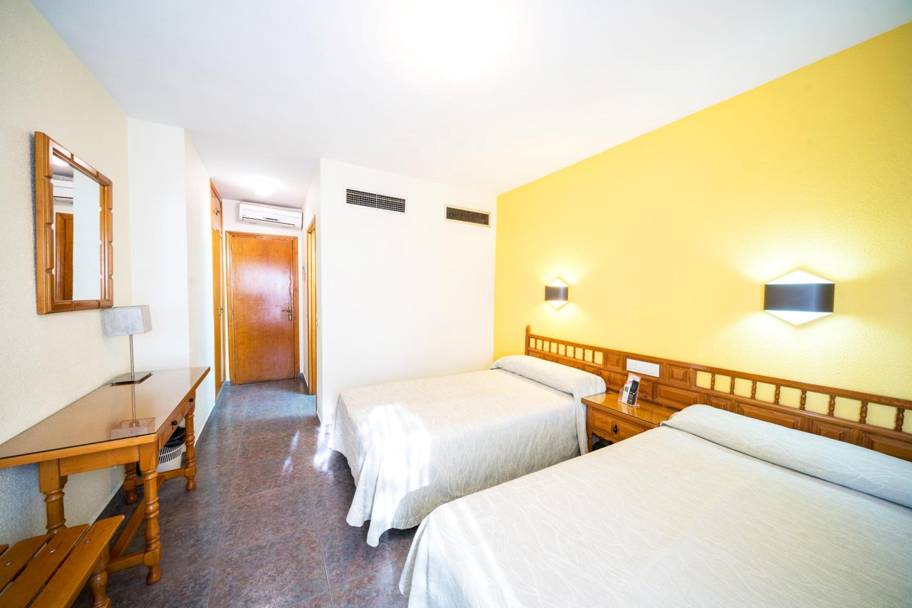 Standard Twin Room photo 3