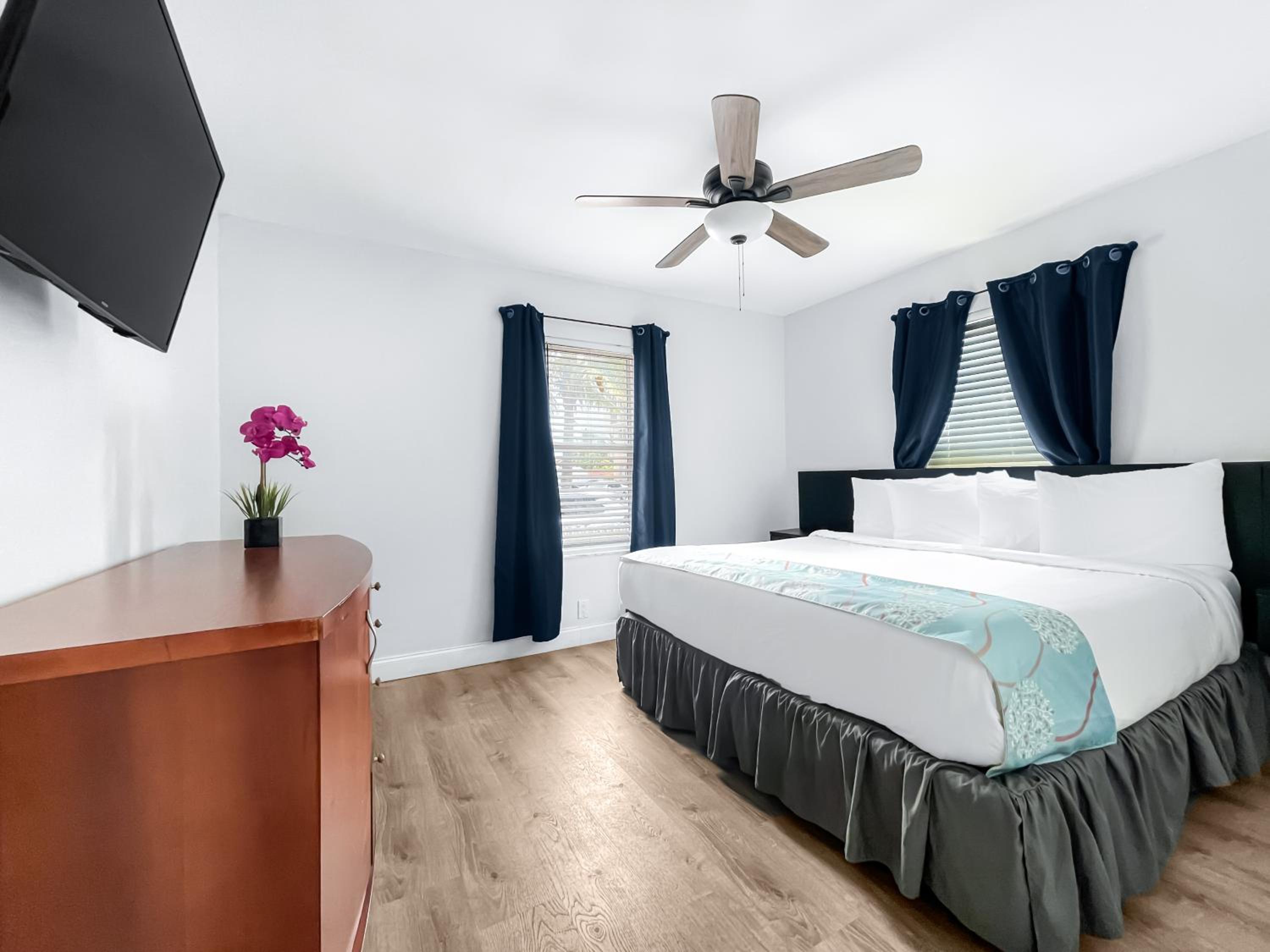 One-Bedroom Suite - Photo 2