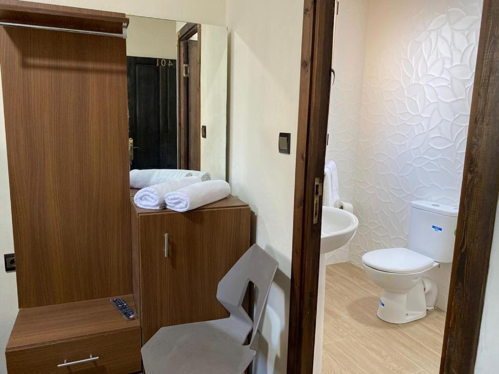 Single Room with Private Bathroom photo 2
