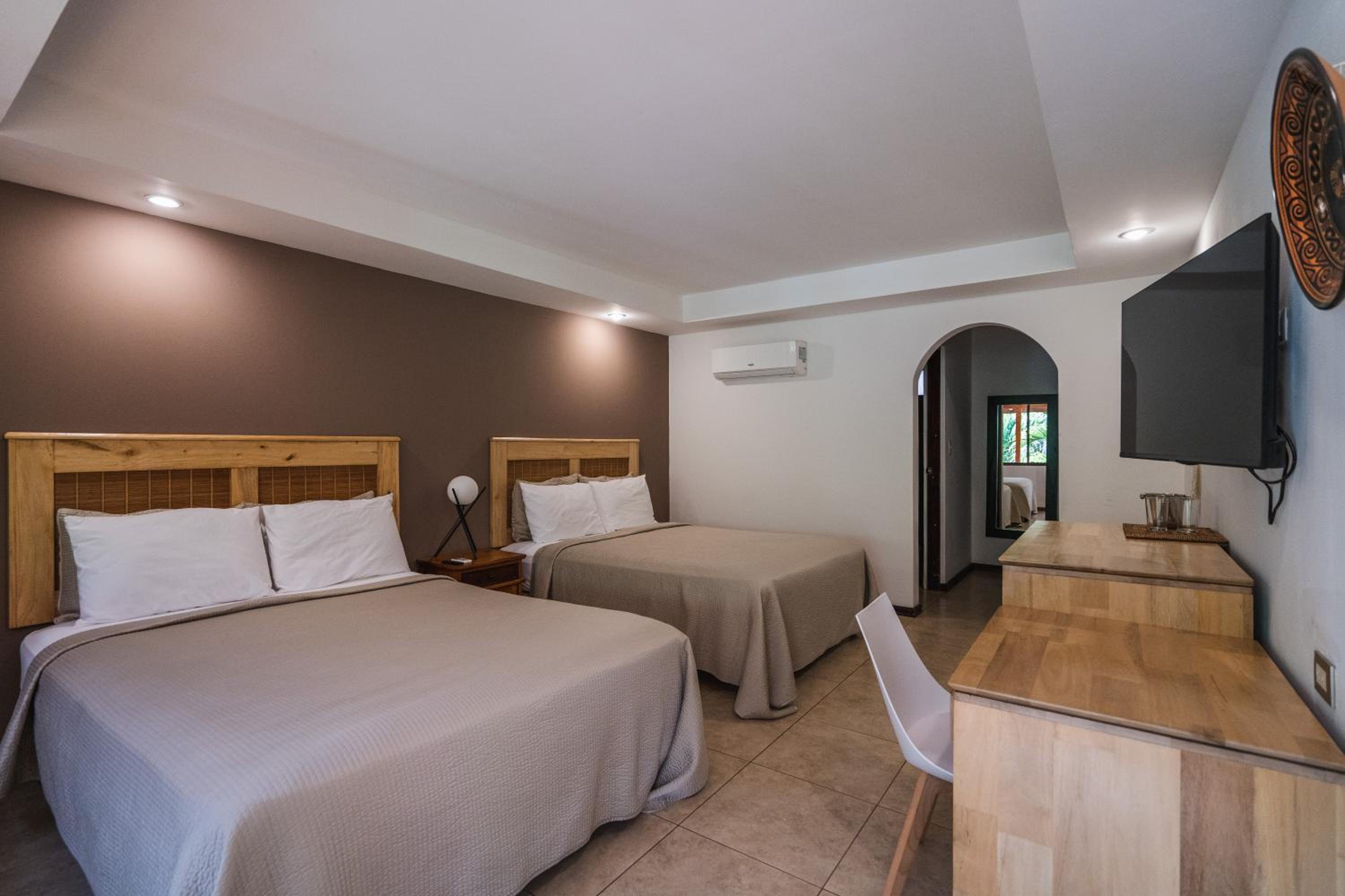 Deluxe Queen Room with Two Queen Beds photo 2