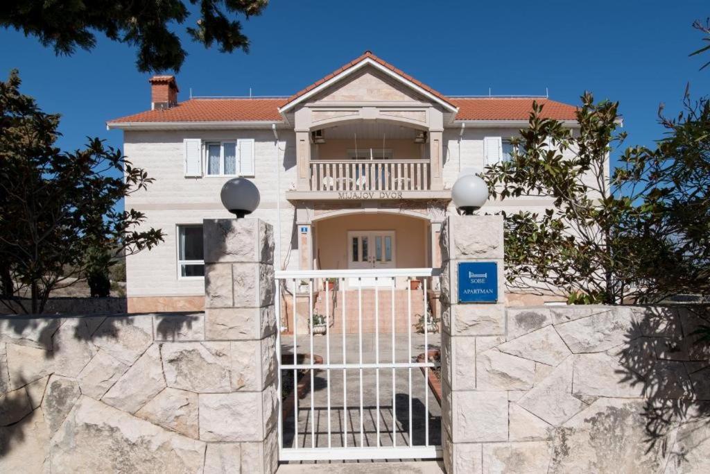 One-Bedroom Apartment with Balcony and Sea View photo 2