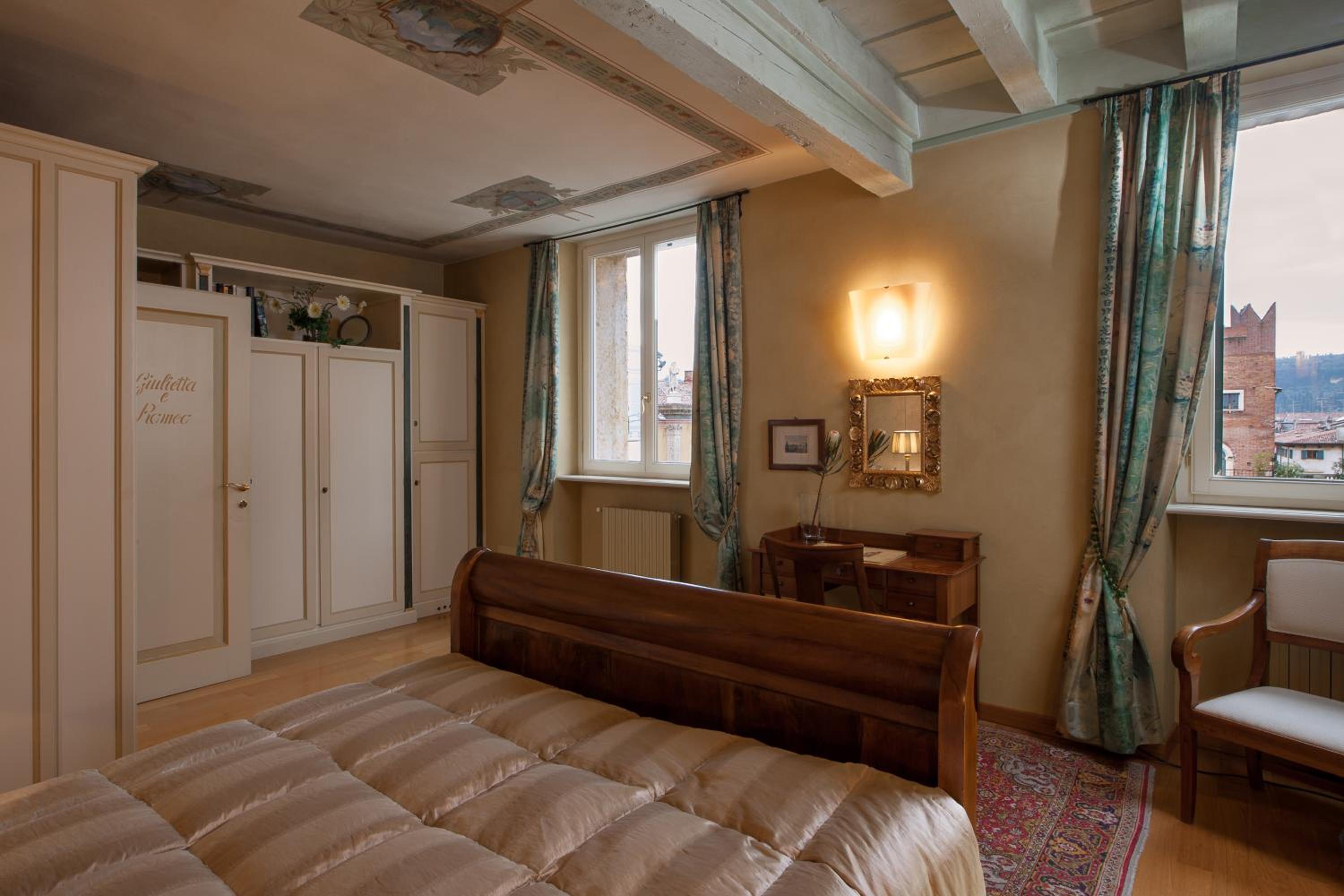 Double Room with City View - Photo 9