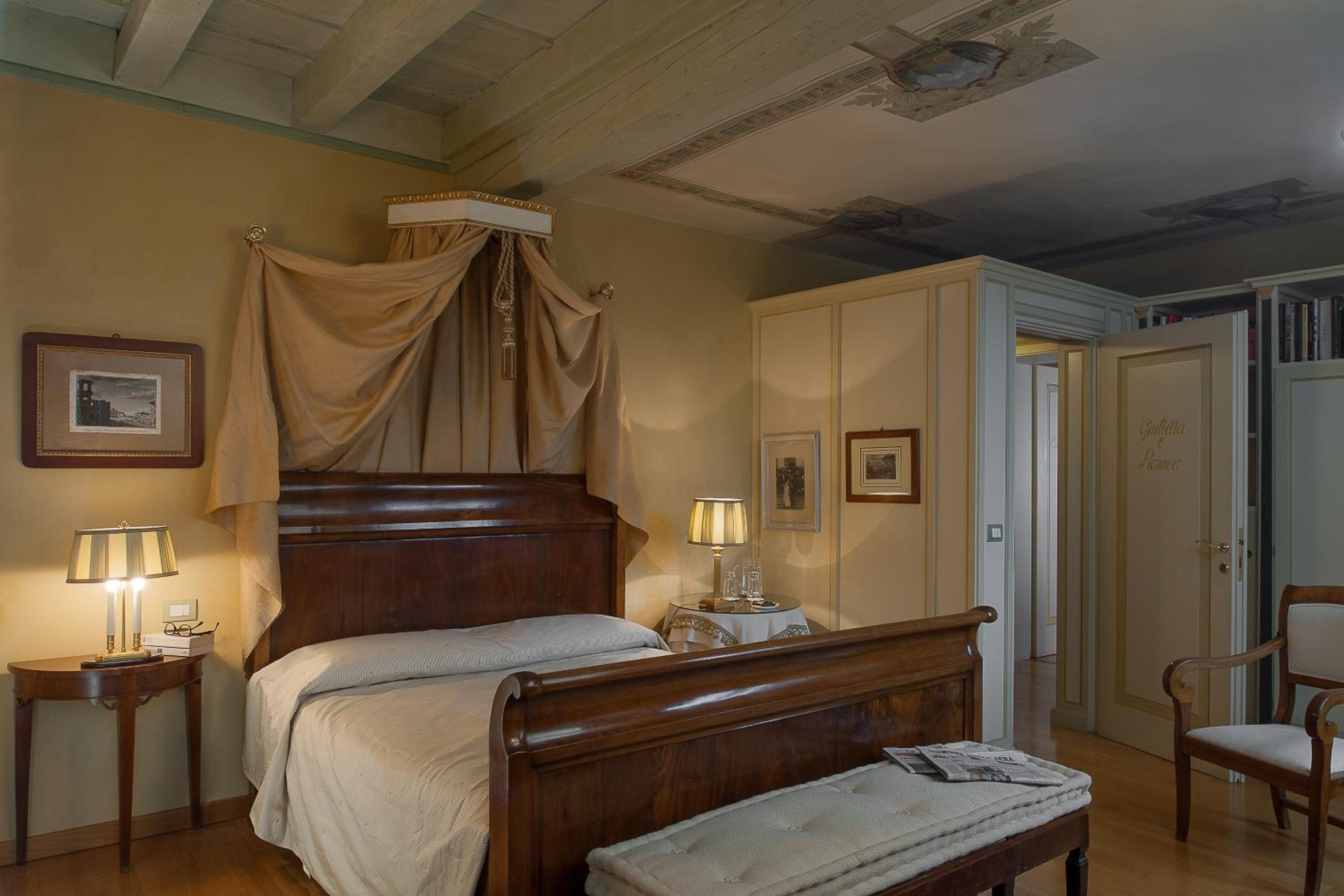 Double Room with City View - Photo 10