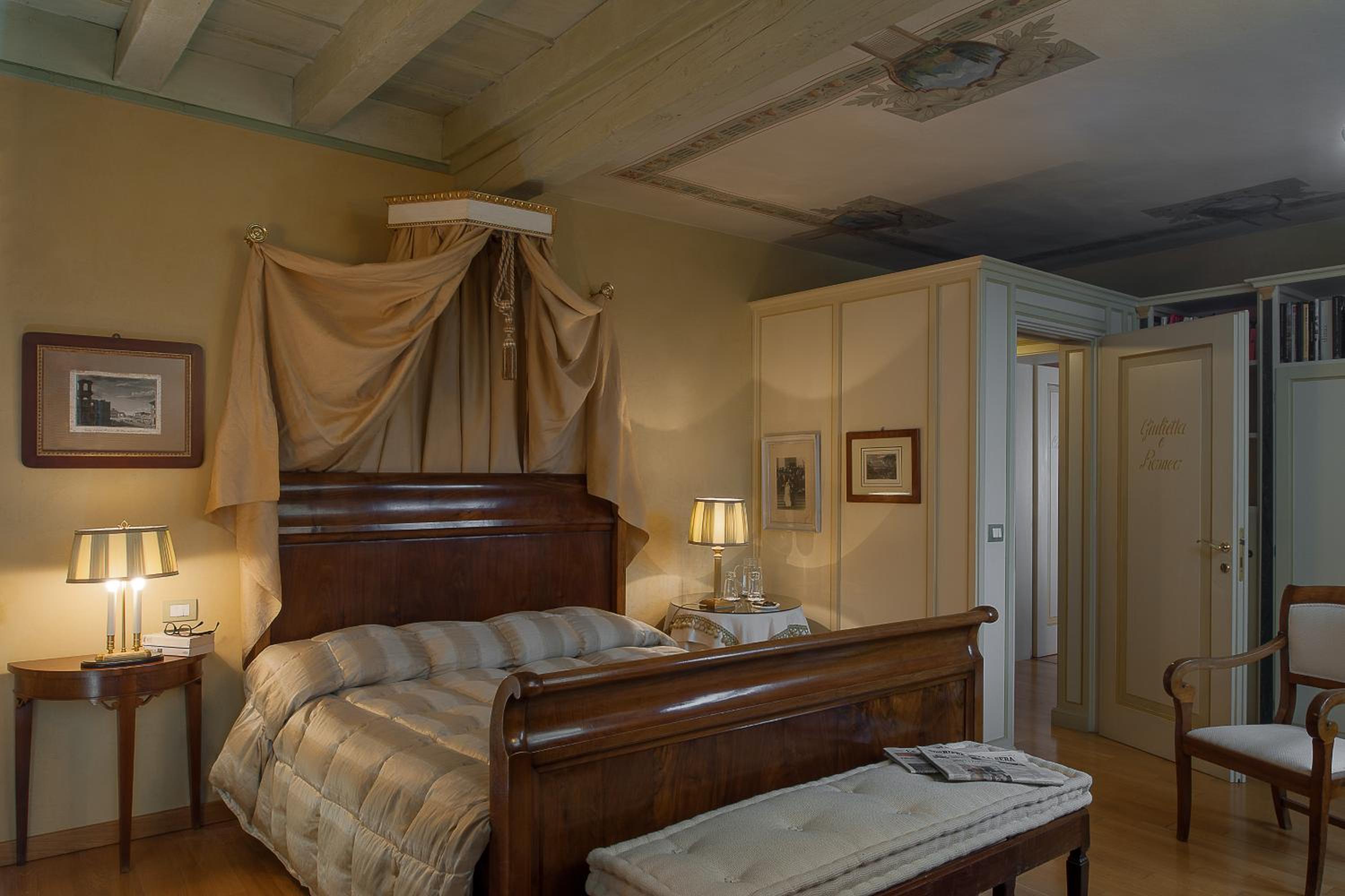 Double Room with City View - Photo 11