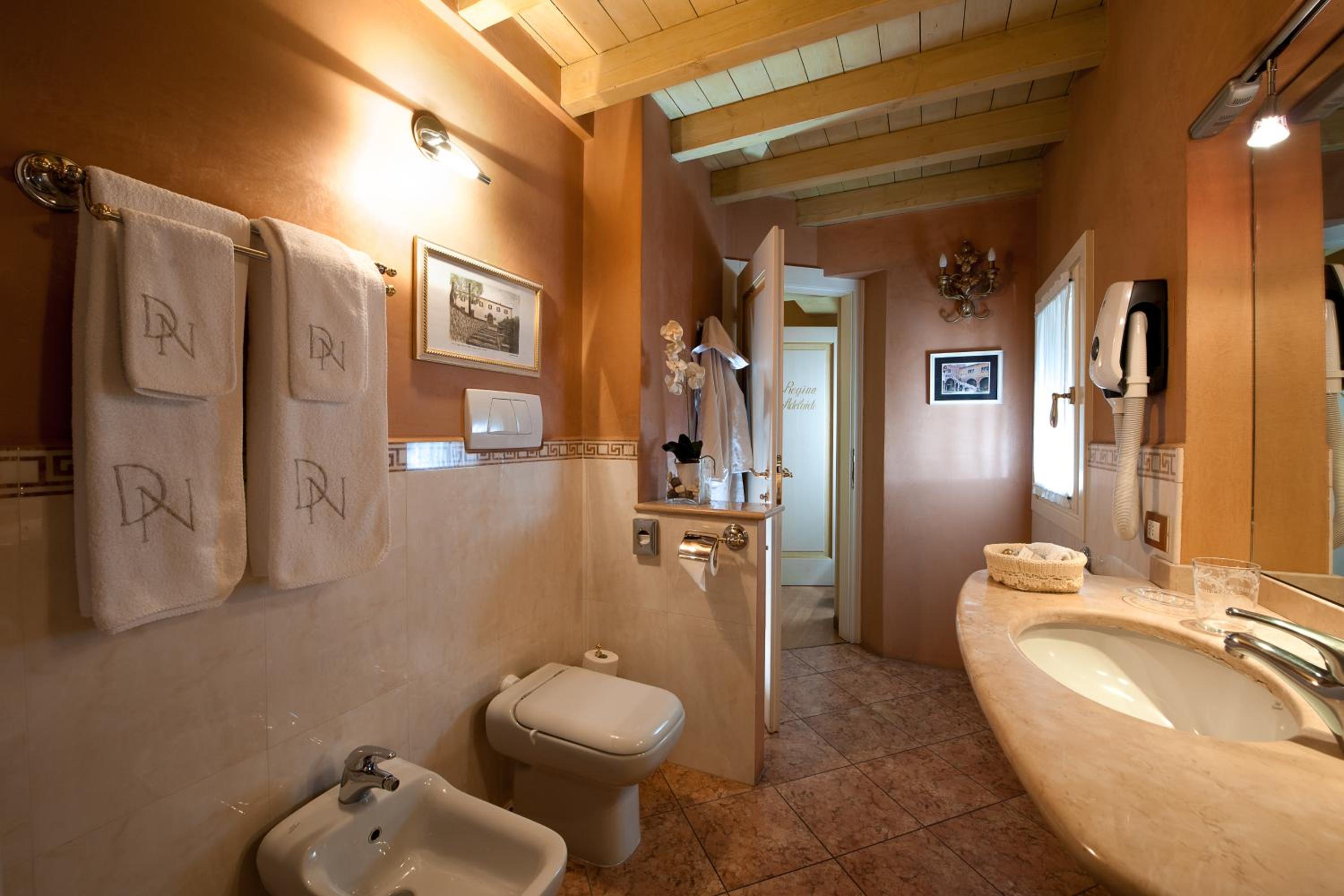 Double Room - Photo 16