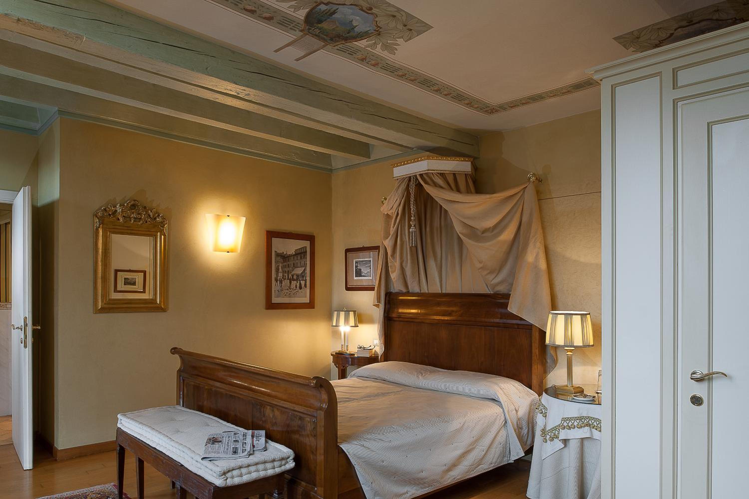 Double Room with City View - Photo 3
