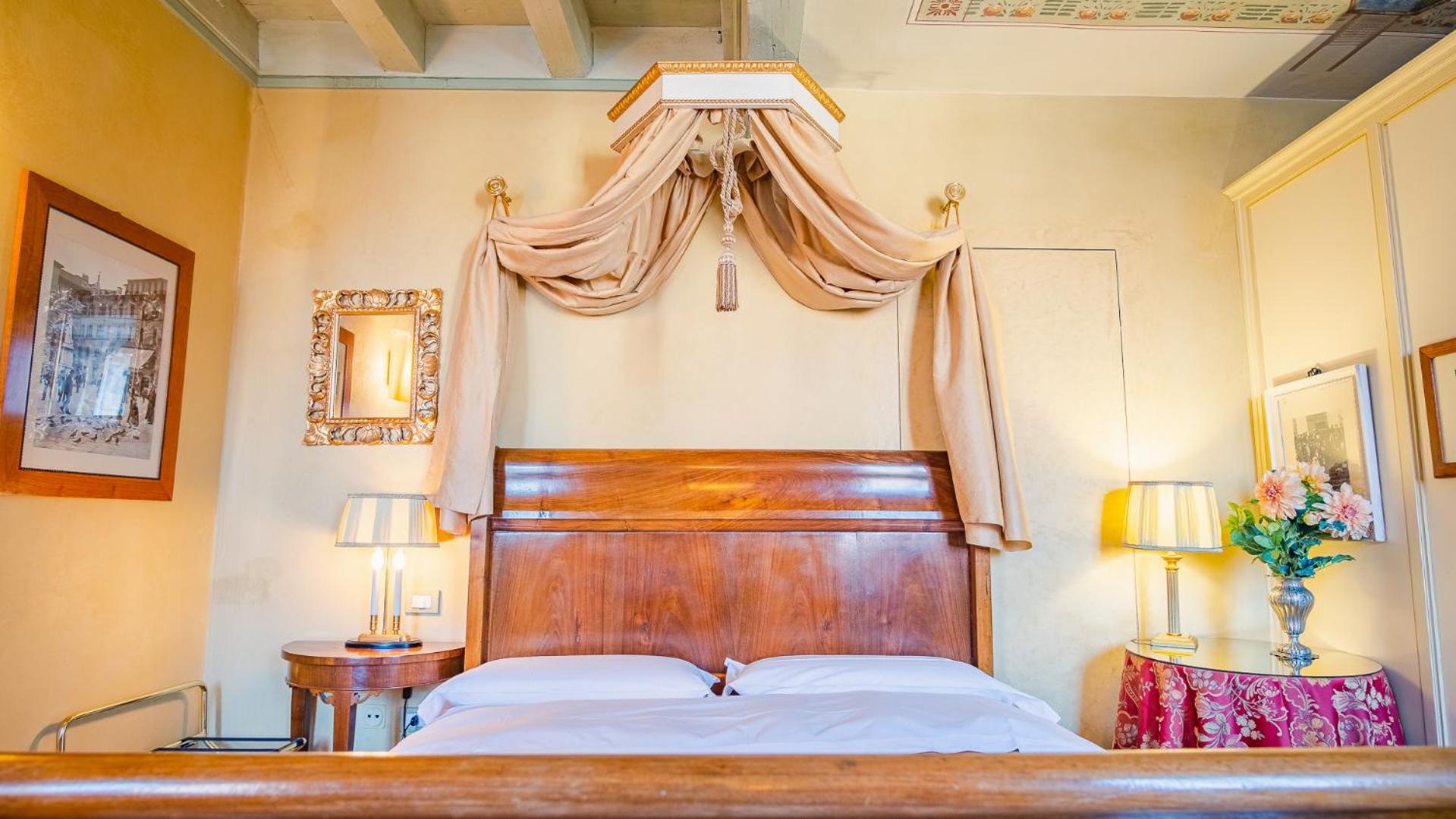 Double Room with City View - Photo 2