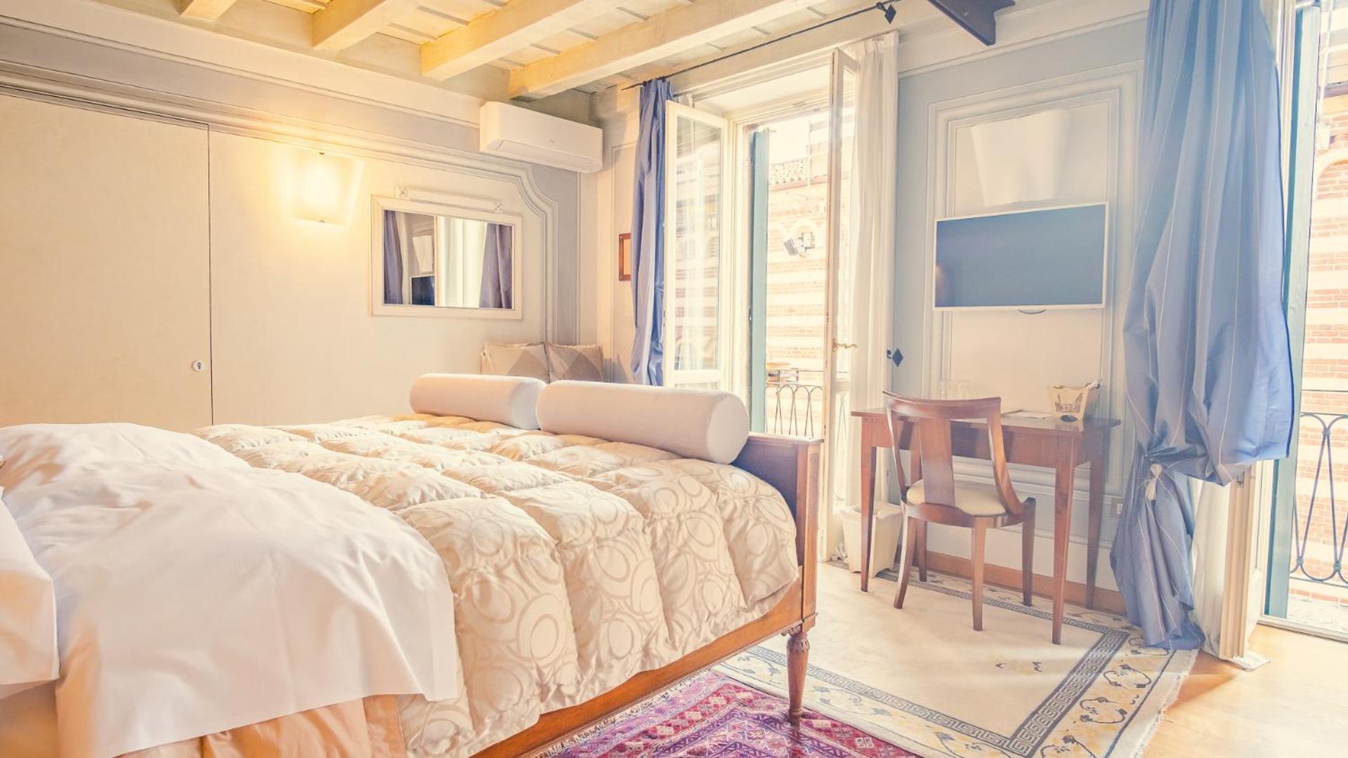 Deluxe King Room - Photo 10
