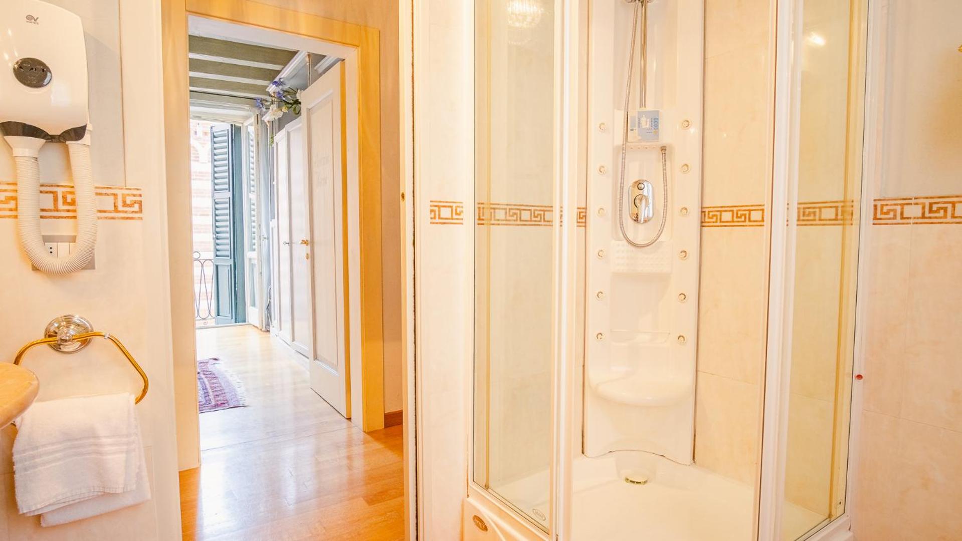 Deluxe King Room - Photo 7